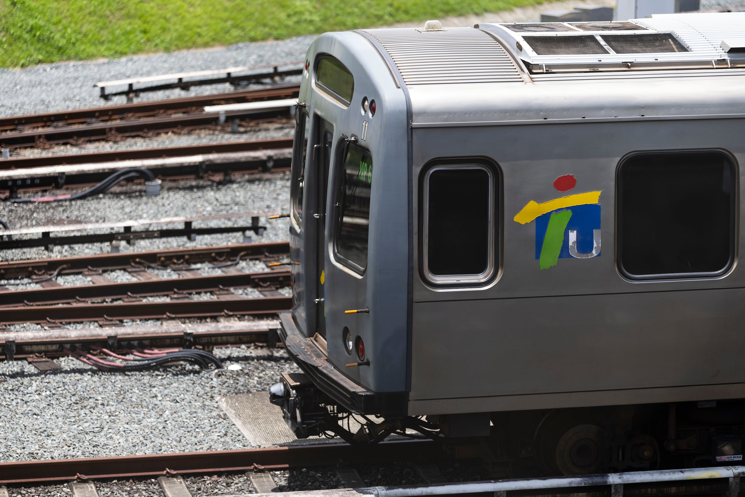 Los operadores del Tren Urbano esperan iniciar pruebas operacionales con trenes durante las próximas dos semanas, una vez se logre energizar el tramo entre Bayamón y Torrimar.
Foto por:
Xavier Araújo | GFR Media
xavier.araujo@gfrmedia.com
Araujo