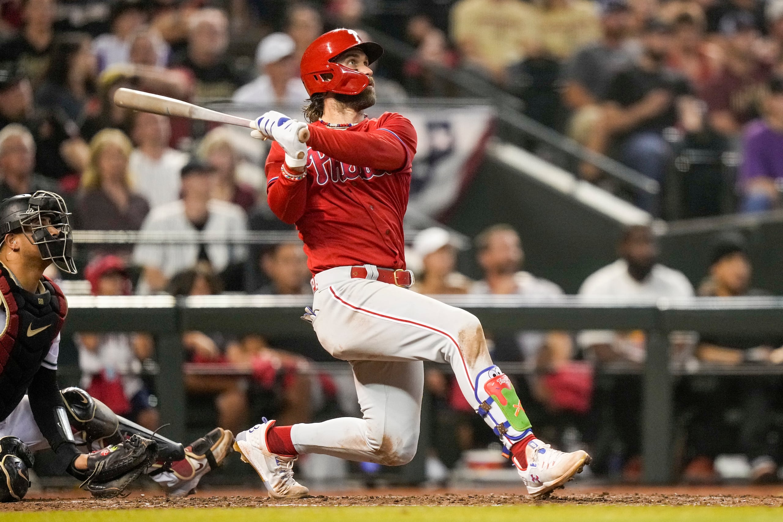 Bryce Harper ve su cuadrangular de 444 pies desaparecer en el quinto juego de la serie de campeonato de la Liga Nacional frente a los Diamondbacks de Arizona.