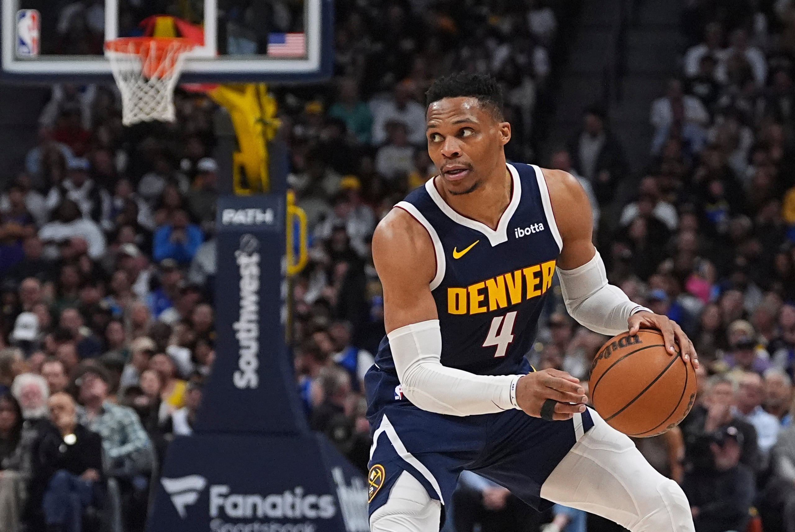 Russell Westbrook en uniforme de los Nuggets de Denver durante la pasada temporada de la NBA.