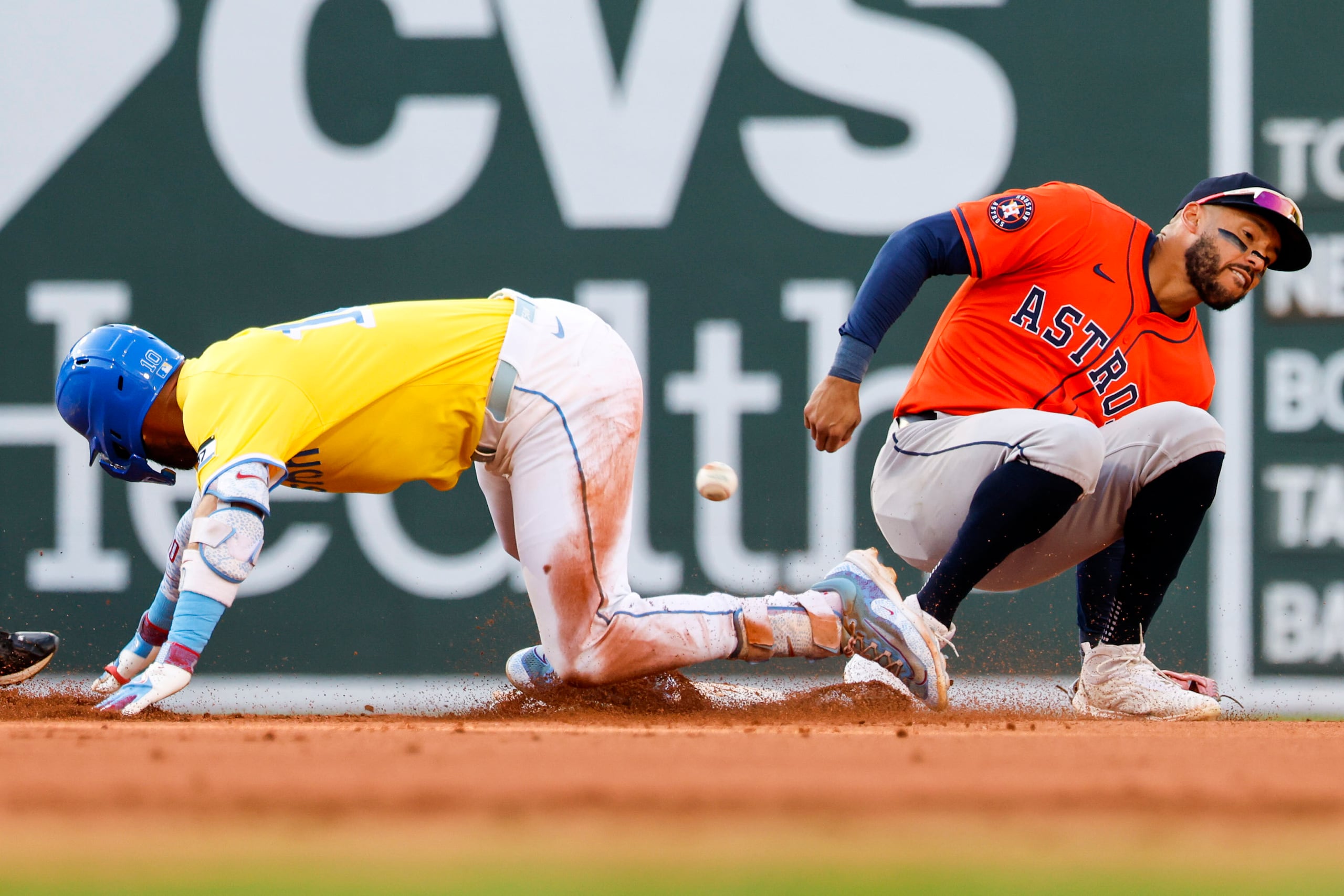 Carlos Correa no pudo atrapar un tiro intentando poner fuera a Trevor Story en segunda base.