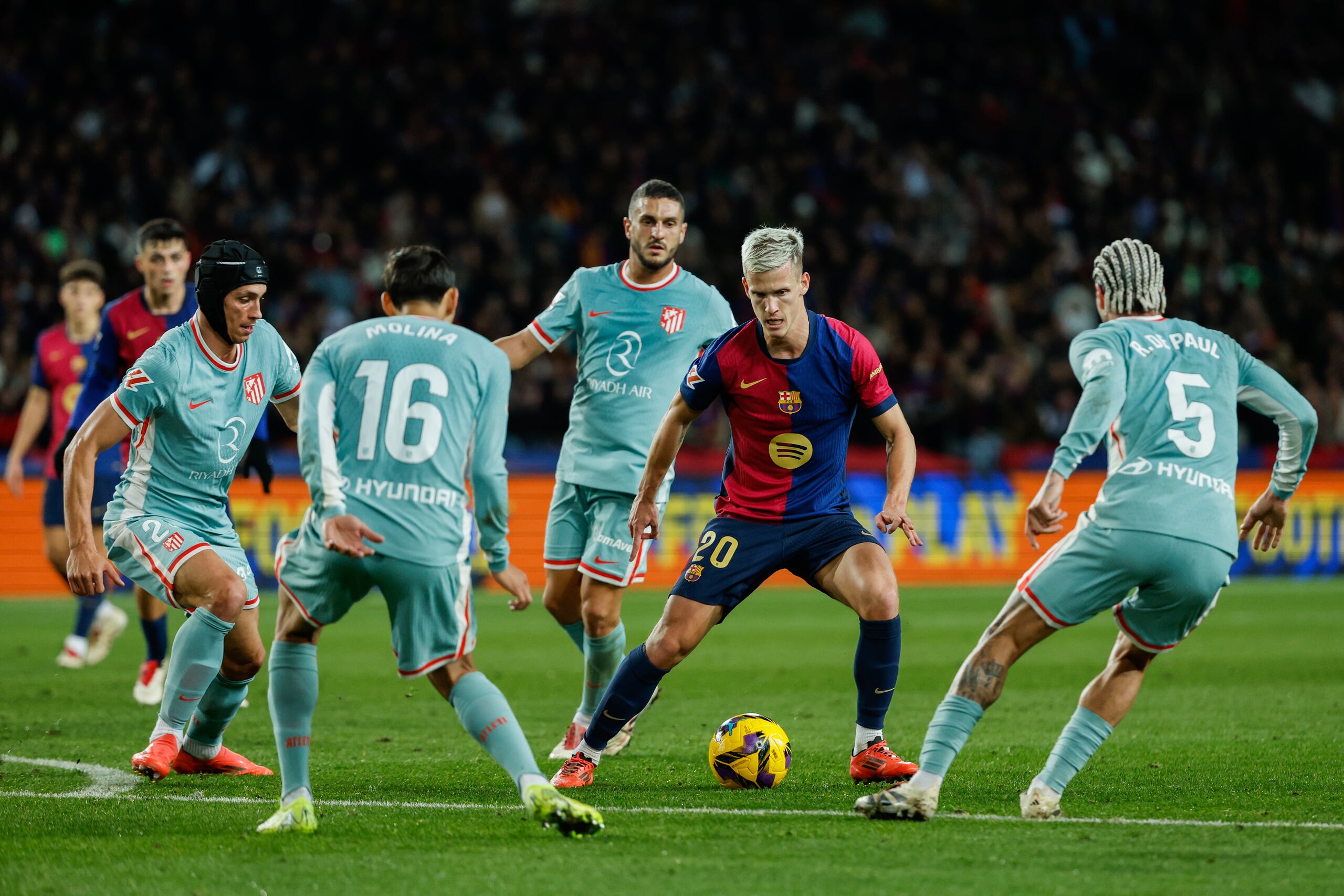 Dani Olmo, del Barcelona, controla el balón durante el partido de fútbol de La Liga española entre el Barcelona y el Atlético de Madrid en el Estadio Olímpico Lluis Companys en Barcelona, España, el sábado 21 de diciembre de 2024. (AP Foto/Joan Monfort)