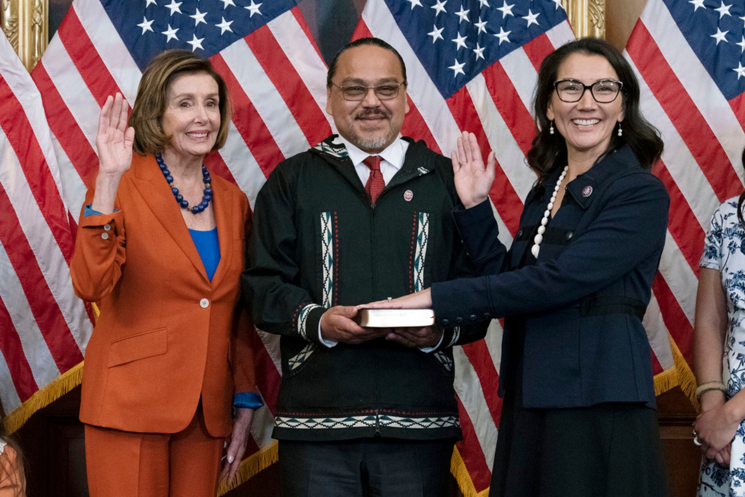 Mary Peltola durante su juramento como representante de Alaska junto a su esposo Eugene "Buzzy" Peltola Jr. y la entonces presidenta de la Cámara, Nancy Pelosi, el 13 de septiembre de 2022.