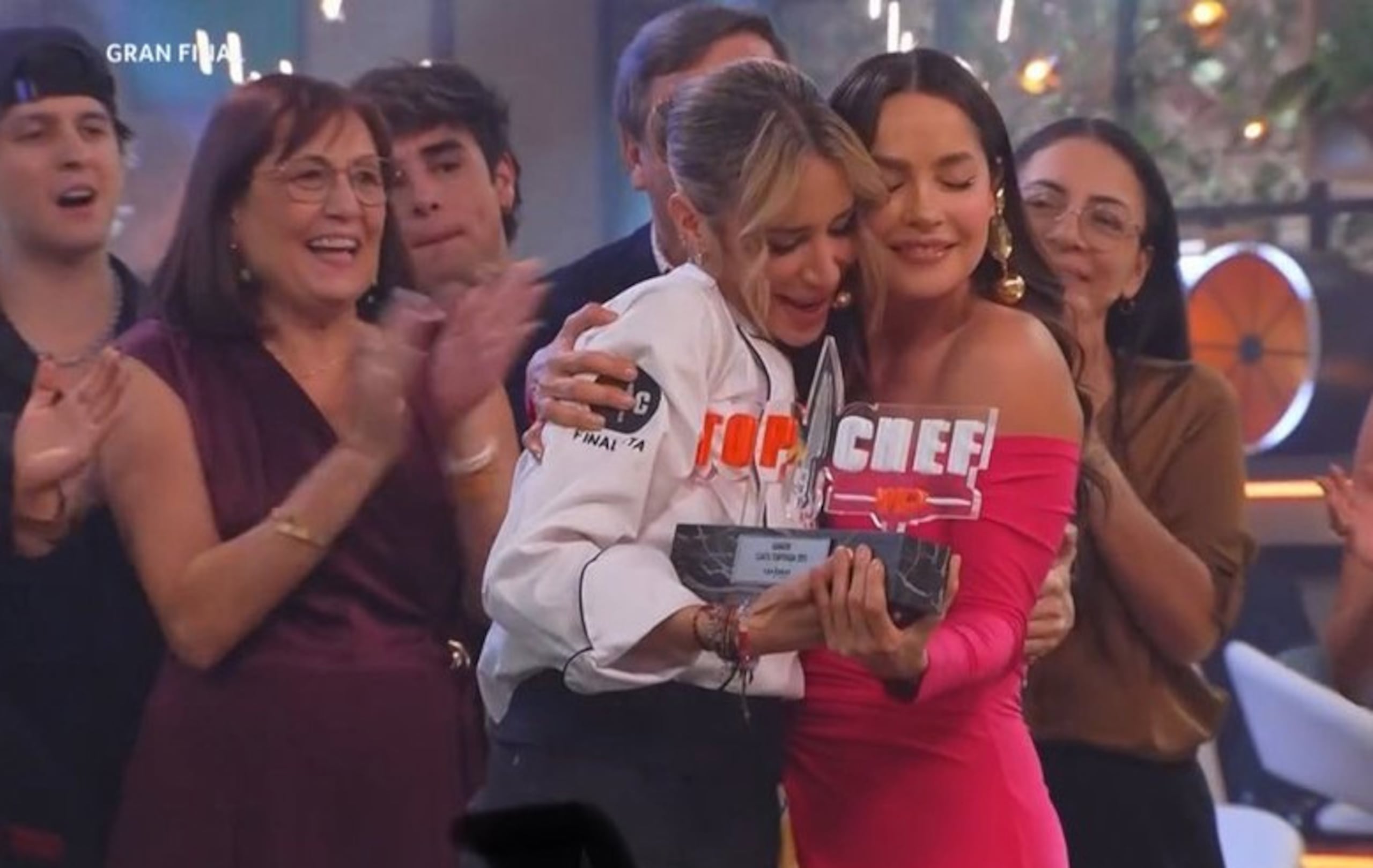 Cristina Porta es abrazada por la conductora de Top Chef VIP, Carmen Villalobos.