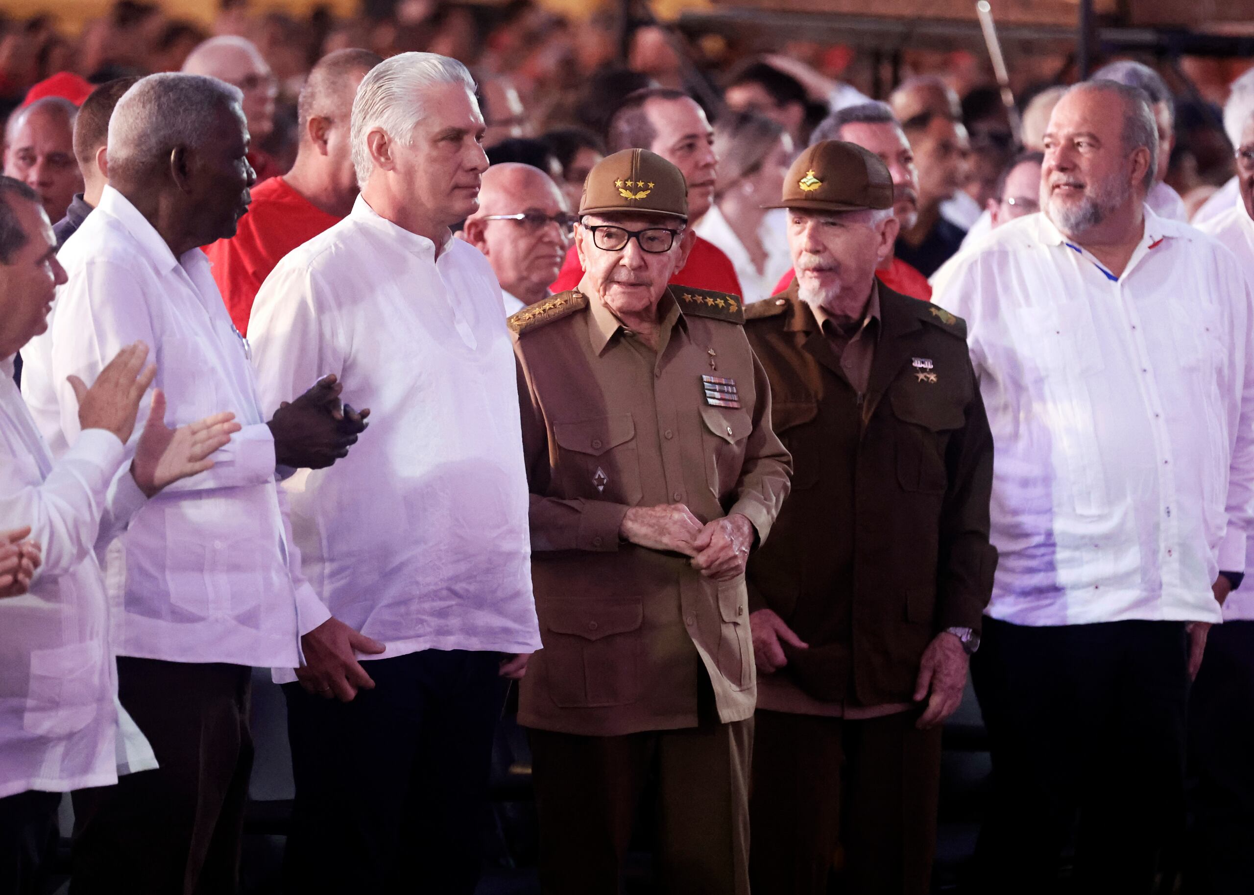 El presidente de Cuba, Miguel Diaz-Canel (c-1), y el expresidente de Cuba Raúl Castro participan en la conmemoración del Día de la Rebeldía Nacional. (EFE/ Ernesto Mastrascusa)