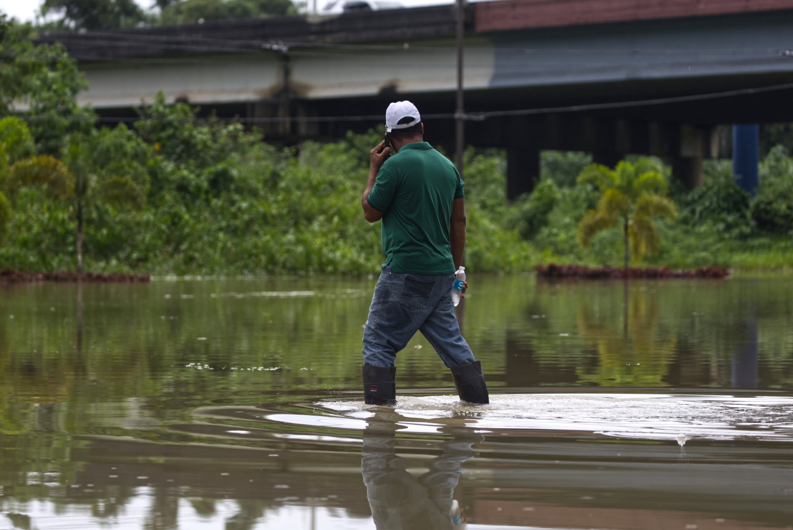 Si vive en una zona inundada, evite entrar en contacto con el agua estancada.