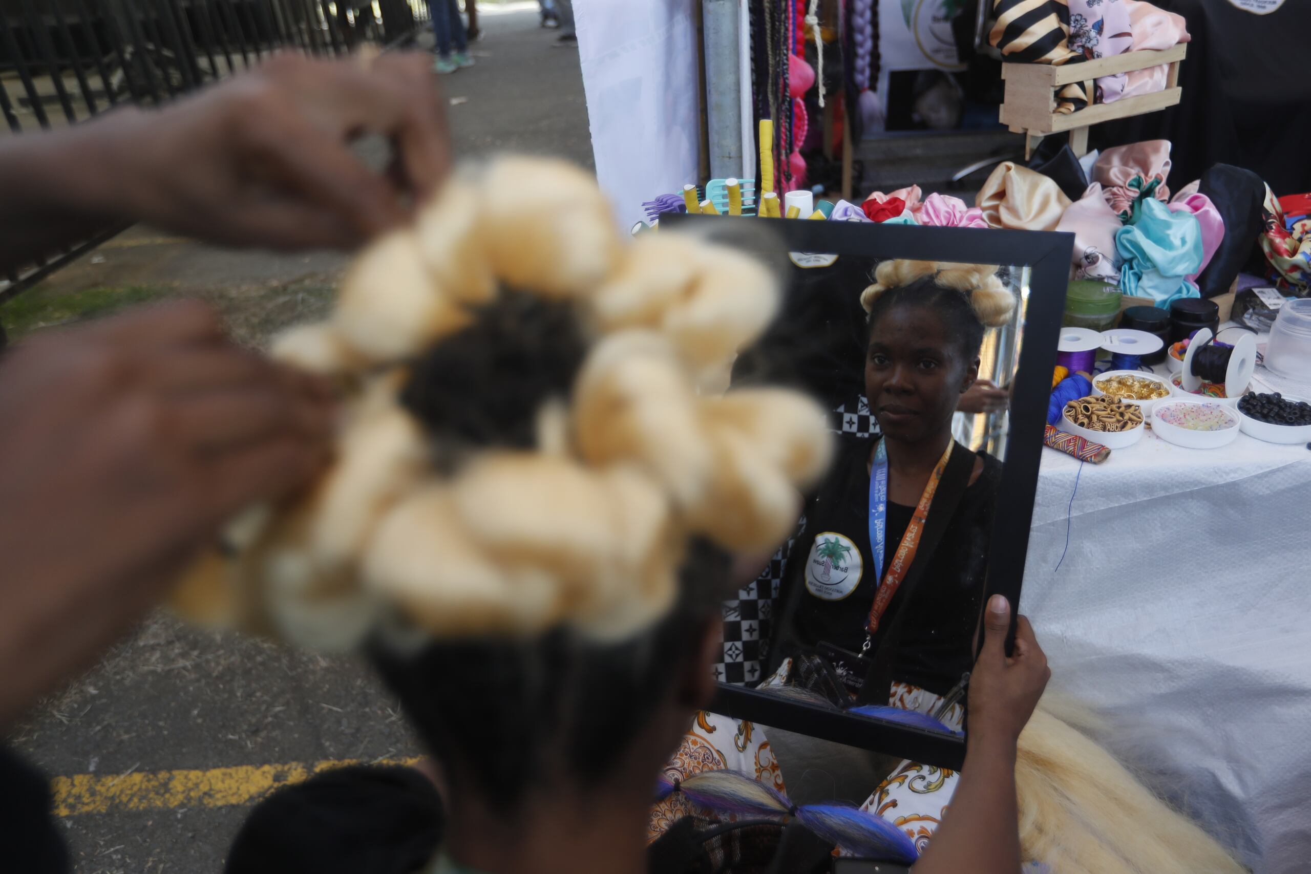 Una mujer es peinada durante el Festival Petronio Álvare,z el 18 de agosto de 2023, en Cali, en Colombia. (EFE/Ernesto Guzmán)