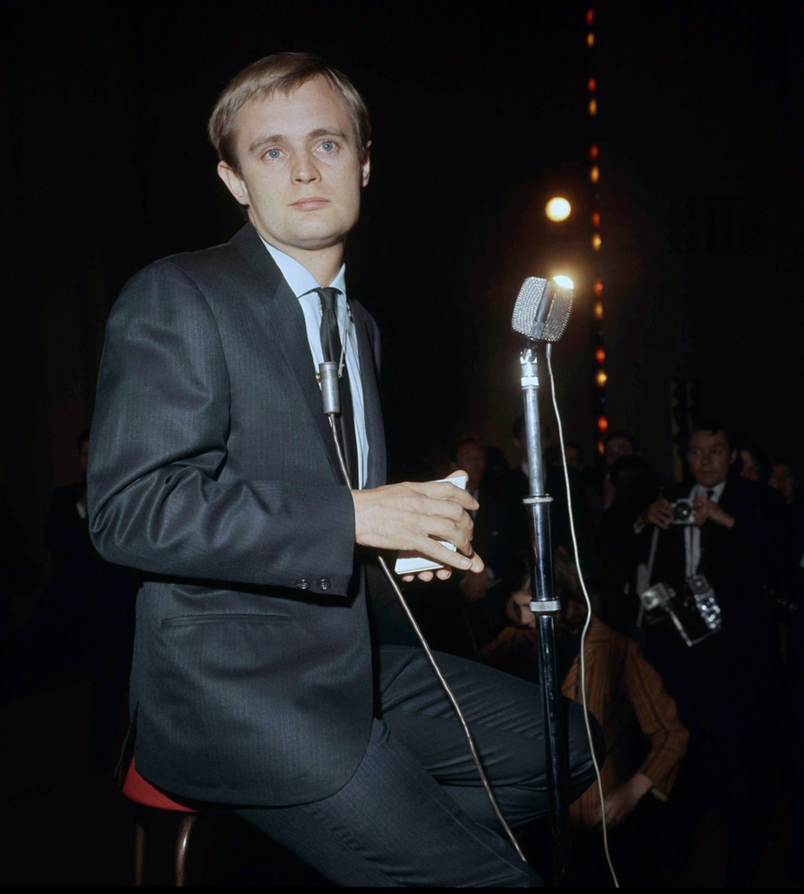 David McCallumm del programa de televisión "The Man From U.N.C.L.E." posa en 1966.