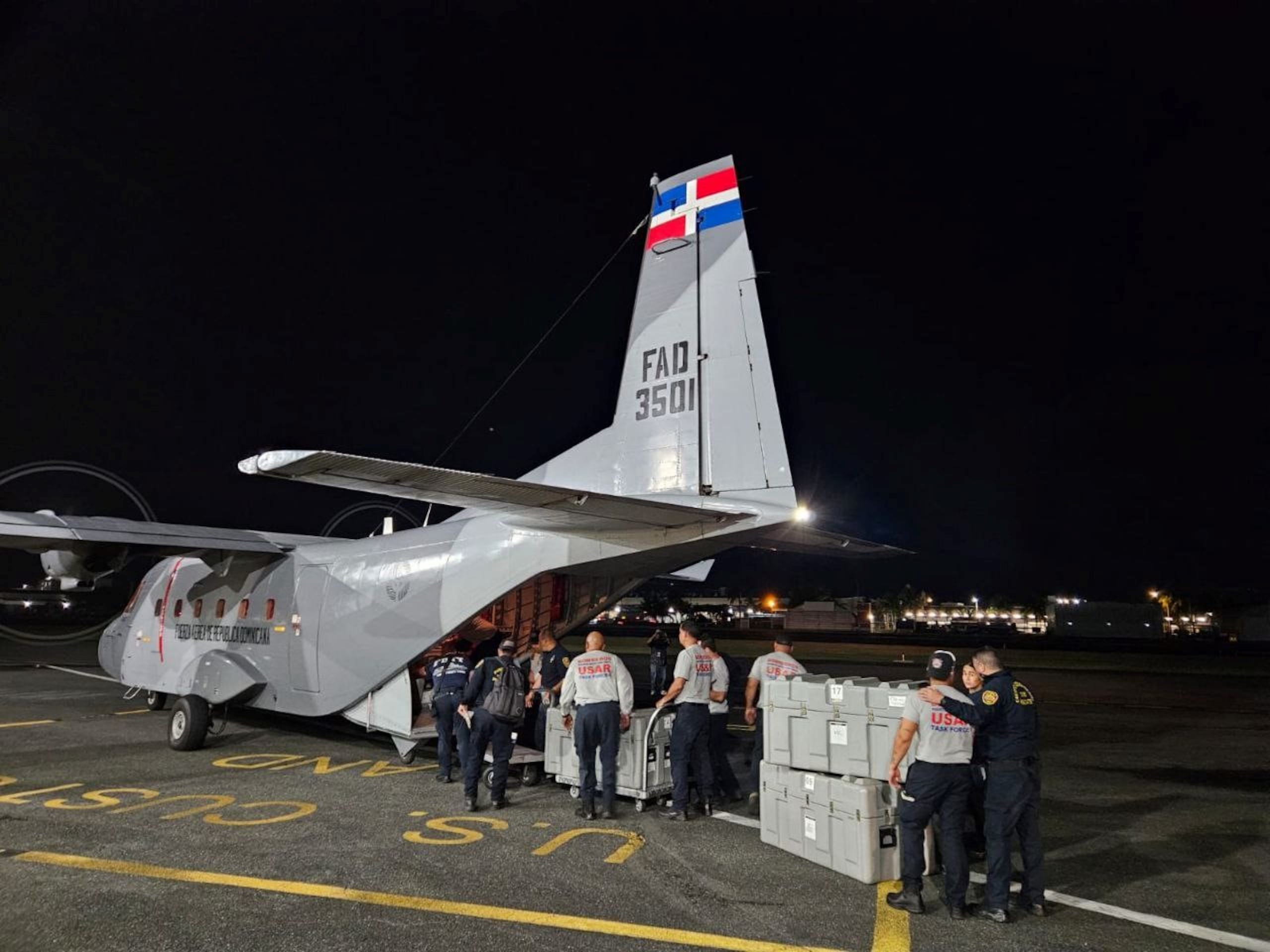 Un equipo compuesto por tres oficiales y nueve bomberos del Negociado del Cuerpo de Bomberos partió esta madrugada hacia Santo Domingo desde el aeropuerto de Isla Grande en un avión militar provisto por el gobierno dominicano.