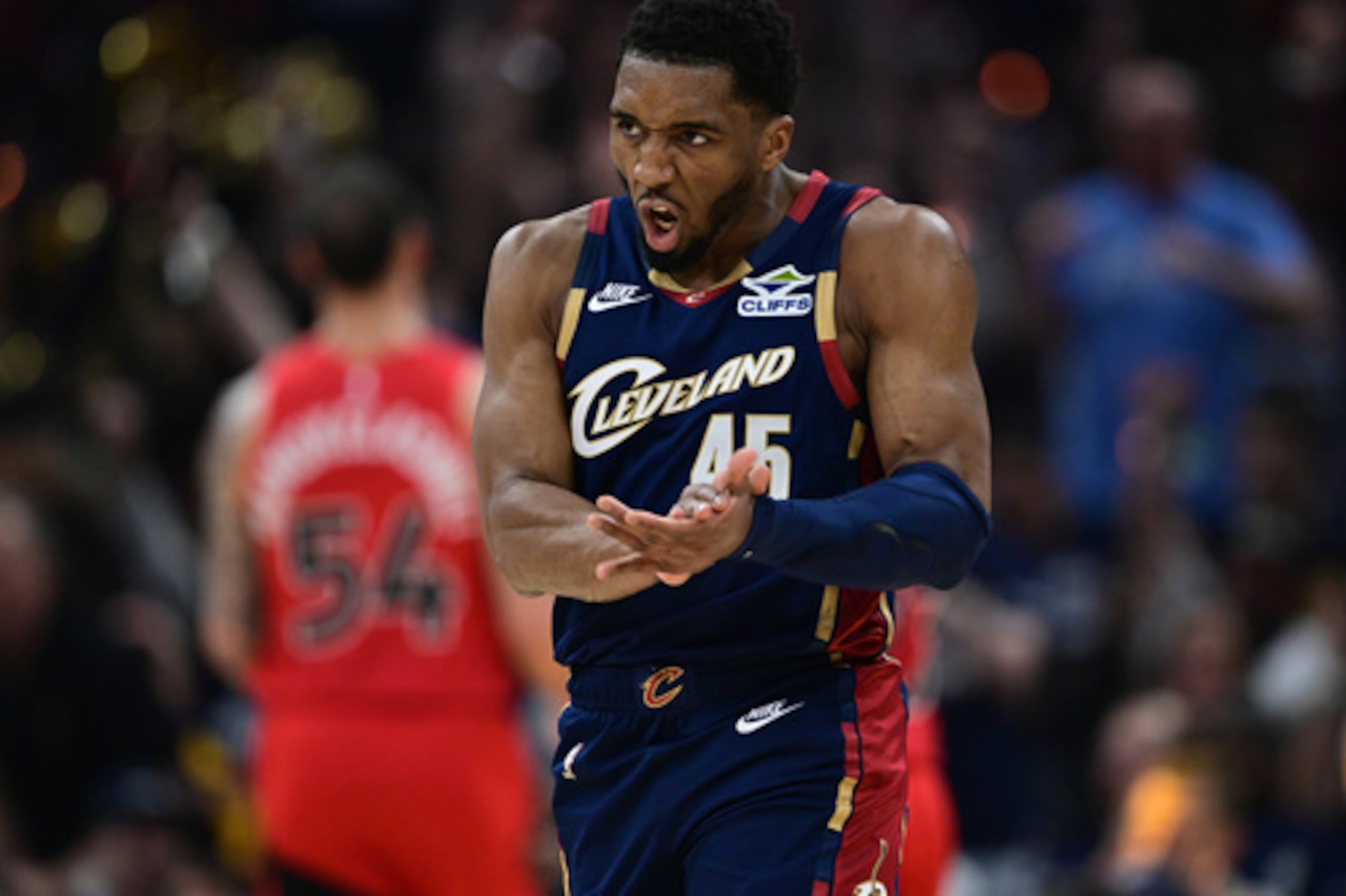 Cleveland Cavaliers guardia Donovan Mitchell reacciona después de una asistencia durante la primera mitad en el Juego 1 de una primera ronda de playoffs de la NBA de baloncesto contra los Toronto Raptors, sábado, 18 de abril 2026, En Cleveland. (AP Photo/David Dermer)