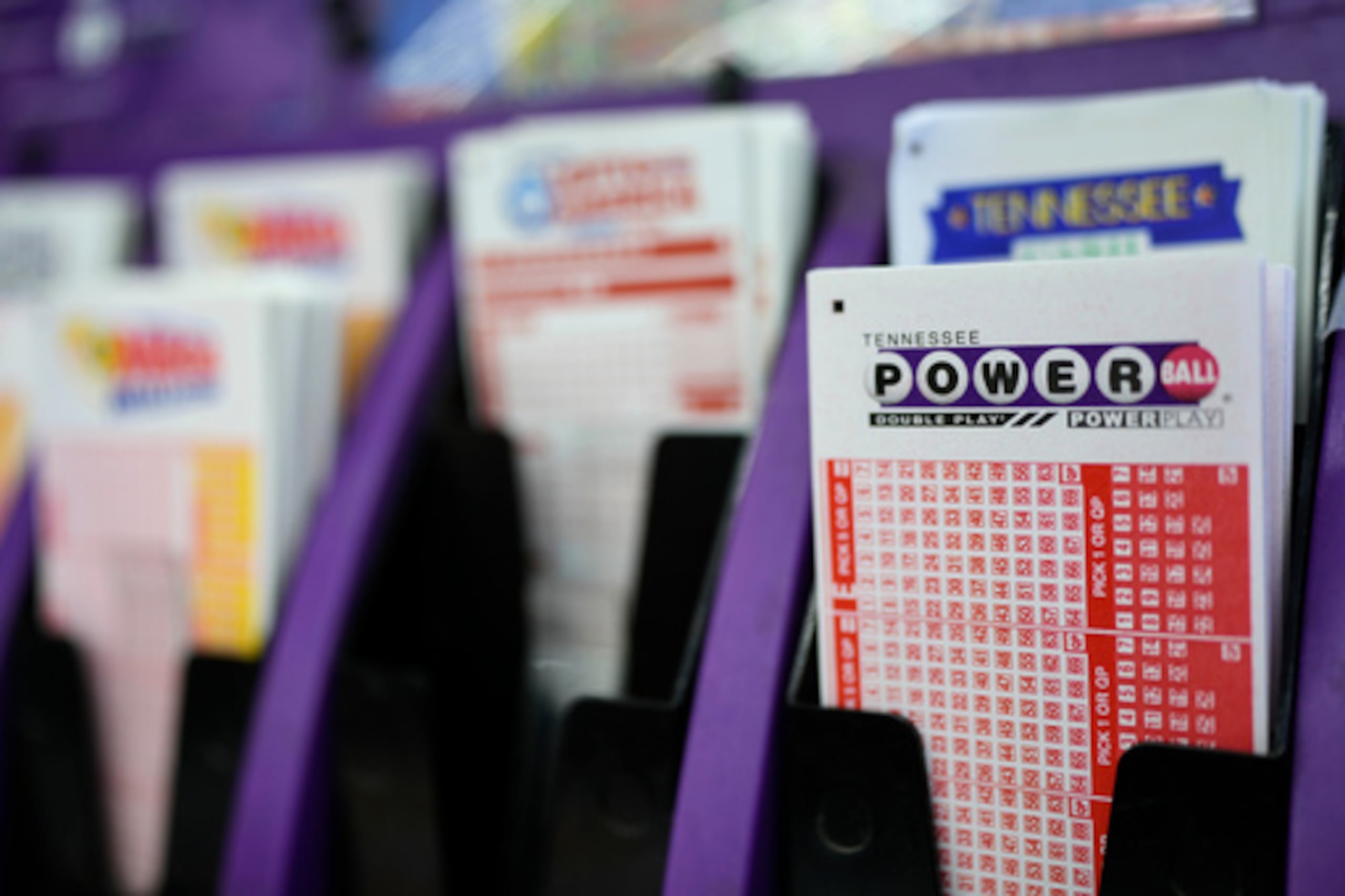 ARCHIVO - Una boleta de Powerball se ve en una tienda, 17 de diciembre 2025, en Nashville, Tennessee (AP Photo/George Walker IV, File)