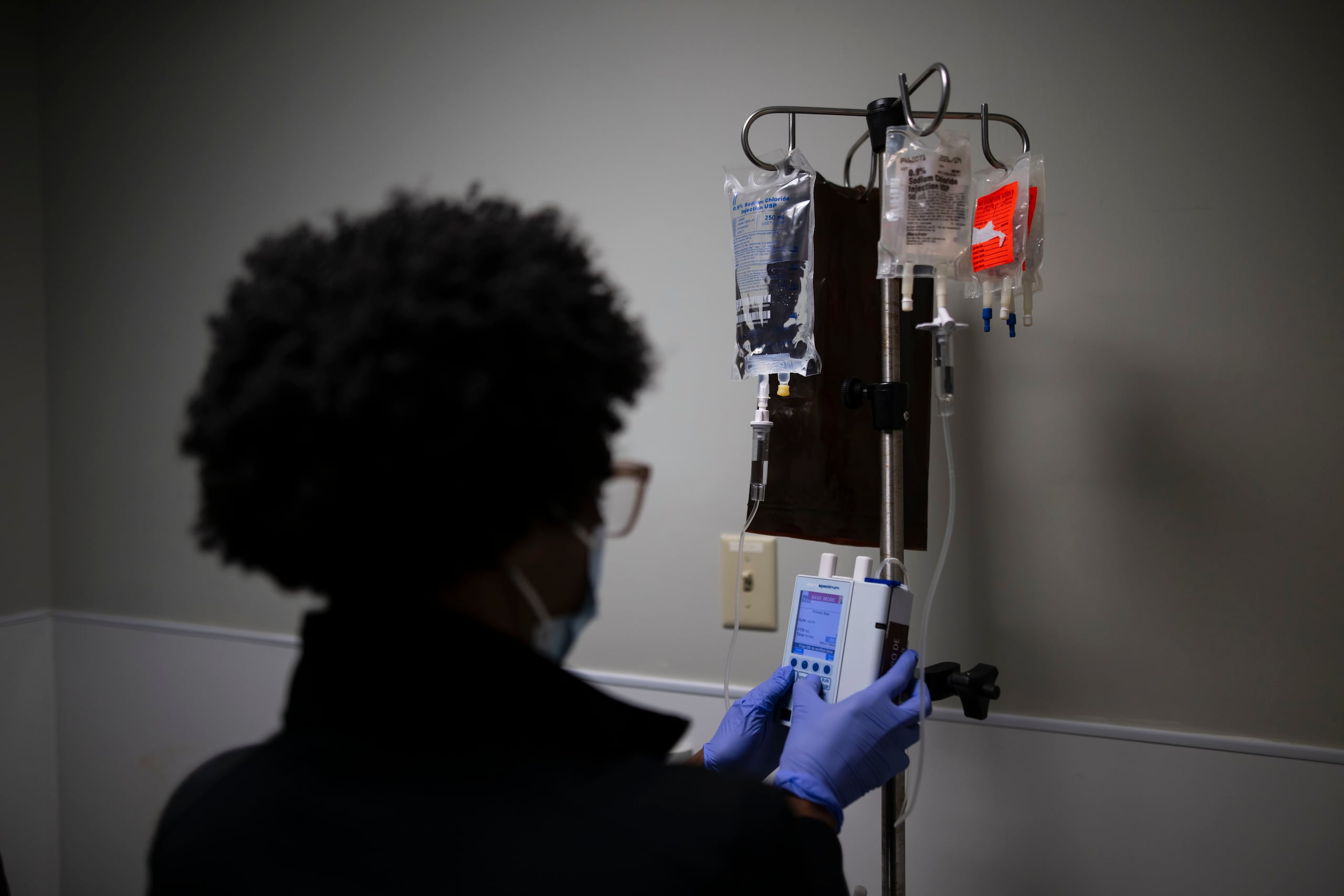 En la foto, una enfermera prepara unos sueros. FOTO POR: Carlos Giusti/GFR Media