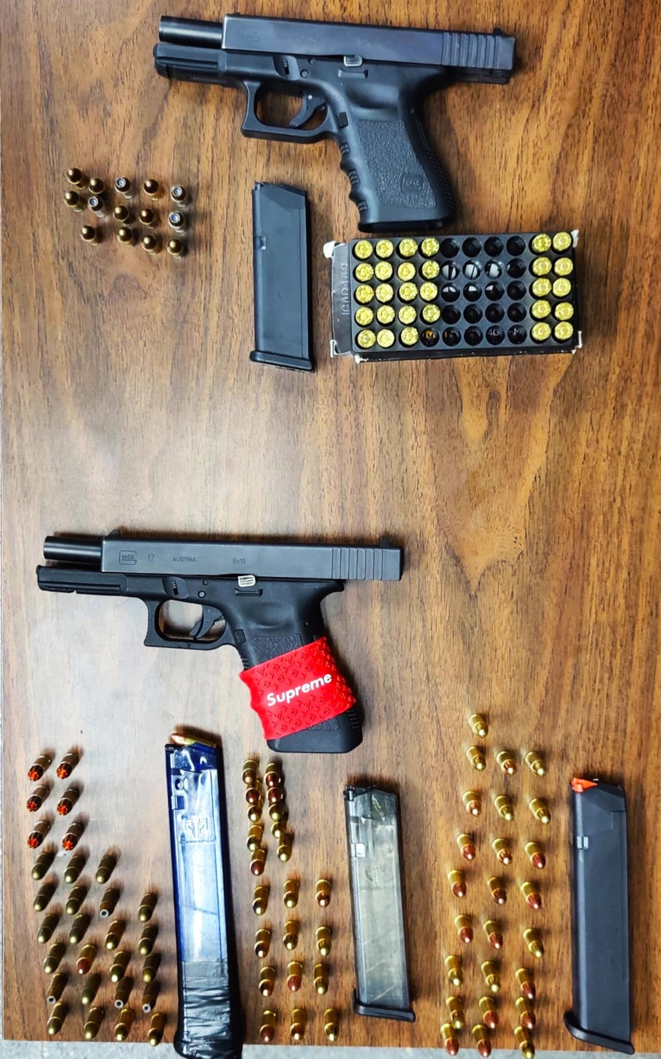 Dos hombres fueron arrestados en Las Piedras tras ocuparles dos pistolas Glock calibre 9 milímetros, cuatro cargadores, 110 balas y un artefacto electrónico para alterar las máquinas de juegos.