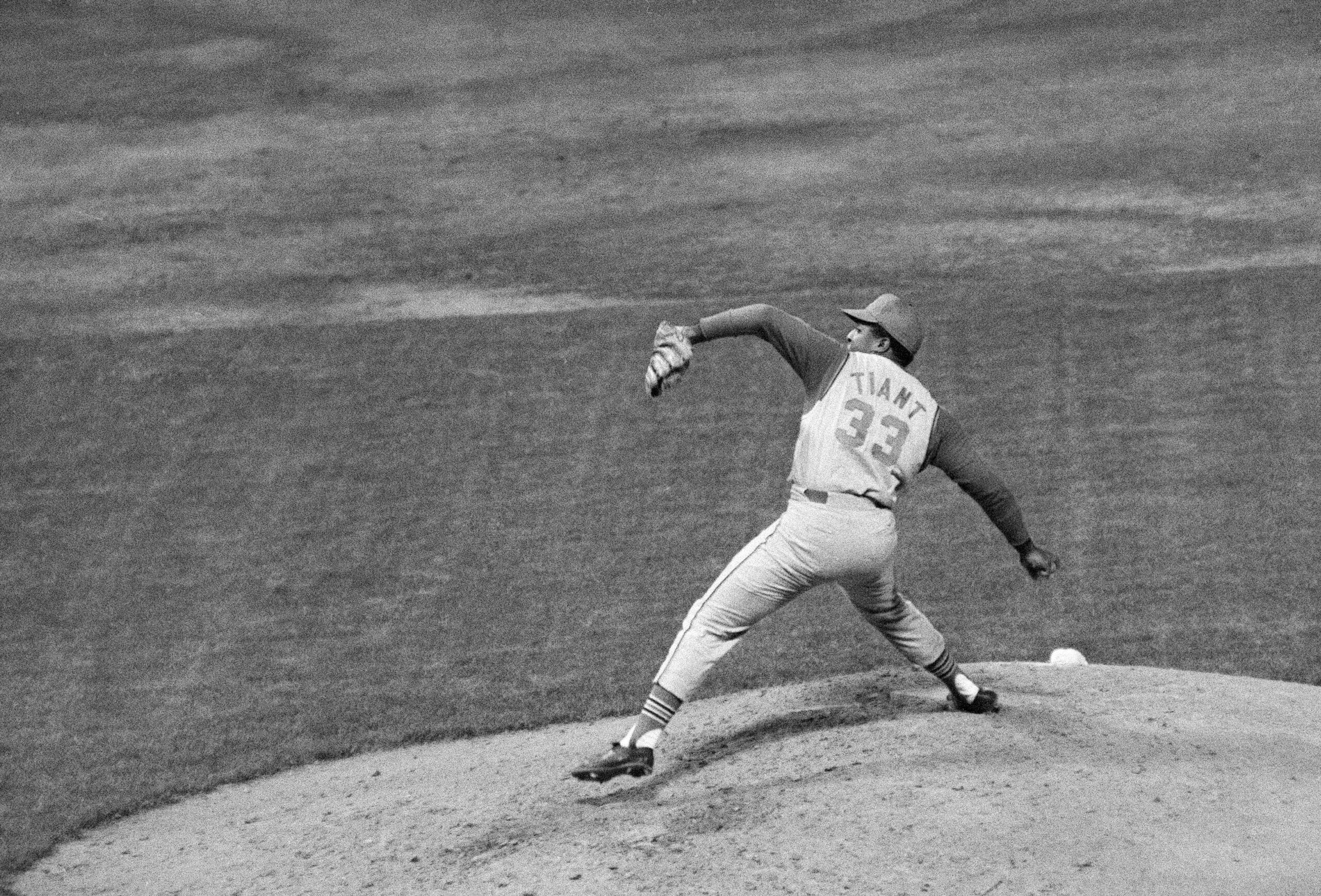 Luis Tiant aparece aquí en el 1968 lanzando por Cleveland ante los Yankees.