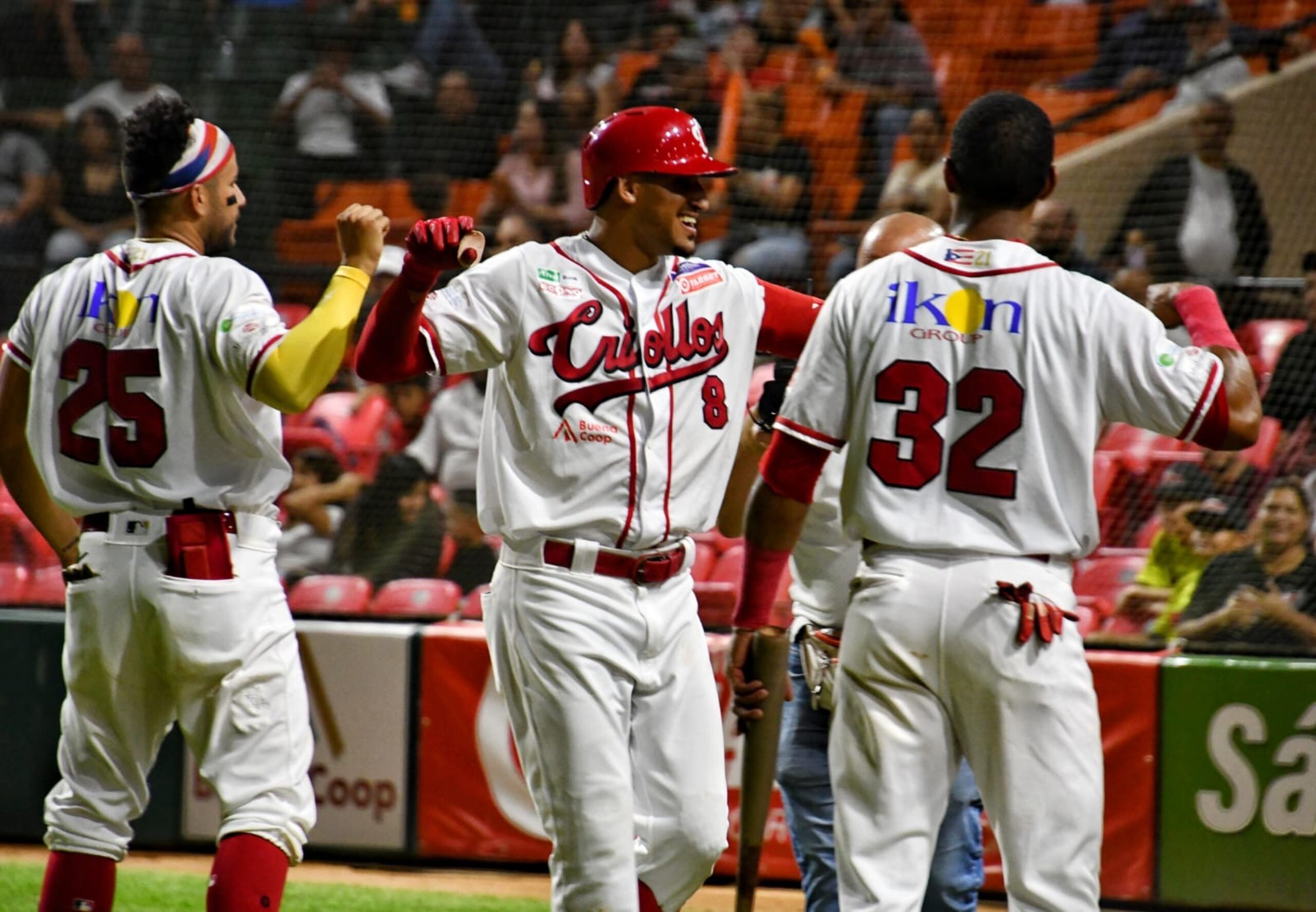 El campocorto de los Criollos de Caguas, Luis Vázquez, celebra su cuadrangular en el Estadio Yldefonso Solá Morales.