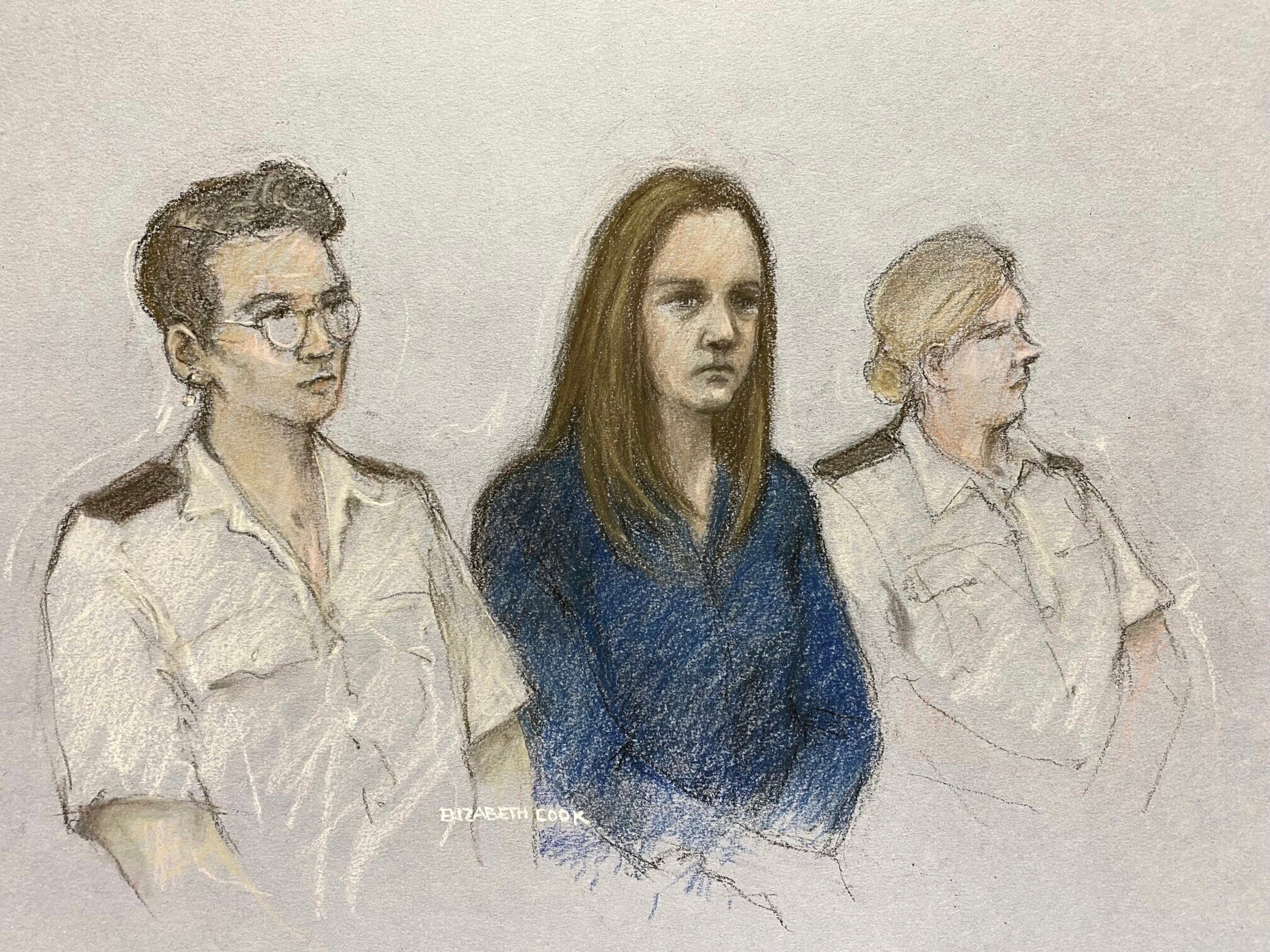 Este dibujo de un artista de la corte de Elizabeth Cook del 10 de agosto de 2023 muestra a la enfermera Lucy Letby en el Manchester Crown Court en Manchester, Inglaterra. Una enfermera neonatal en un hospital británico ha sido declarada culpable de matar a siete bebés e intentar matar a otros seis. Lucy Letby fue acusada de asesinato por la muerte de cinco niños y dos niñas y el intento de asesinato de cinco niños y cinco niñas cuando trabajaba en el hospital Countess of Chester en el noroeste de Inglaterra entre 2015 y 2016. (Elizabeth Cook/PA vía AP)