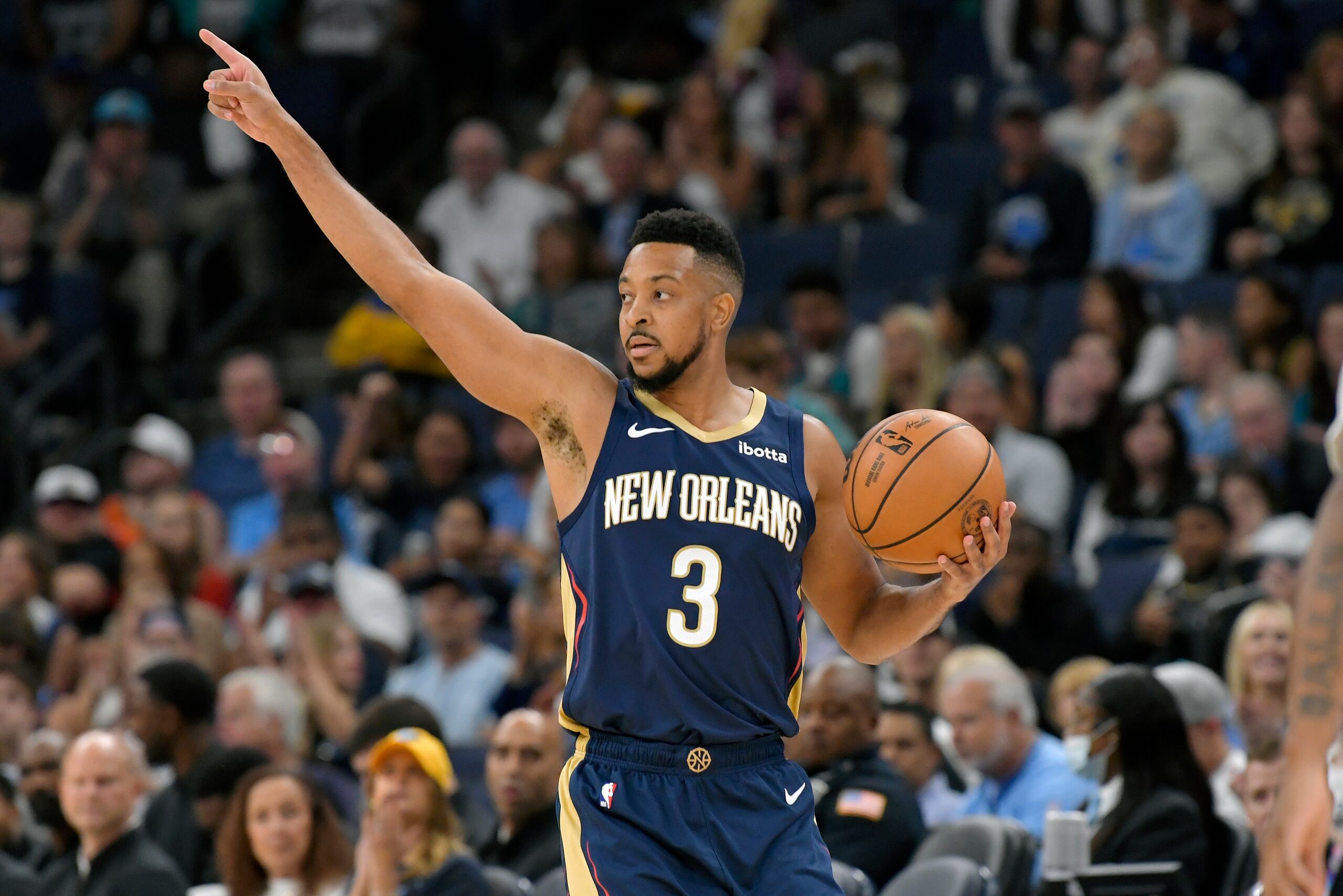 El base de los Pelicans de Nueva Orleans CJ McCollum lleva la bola durante la primera mitad del juego de NBA ante los Grizzlies de Memphis el miércoles 25 de octubre de 2023, en Memphis, Tennessee. (AP Foto/Brandon Dill)