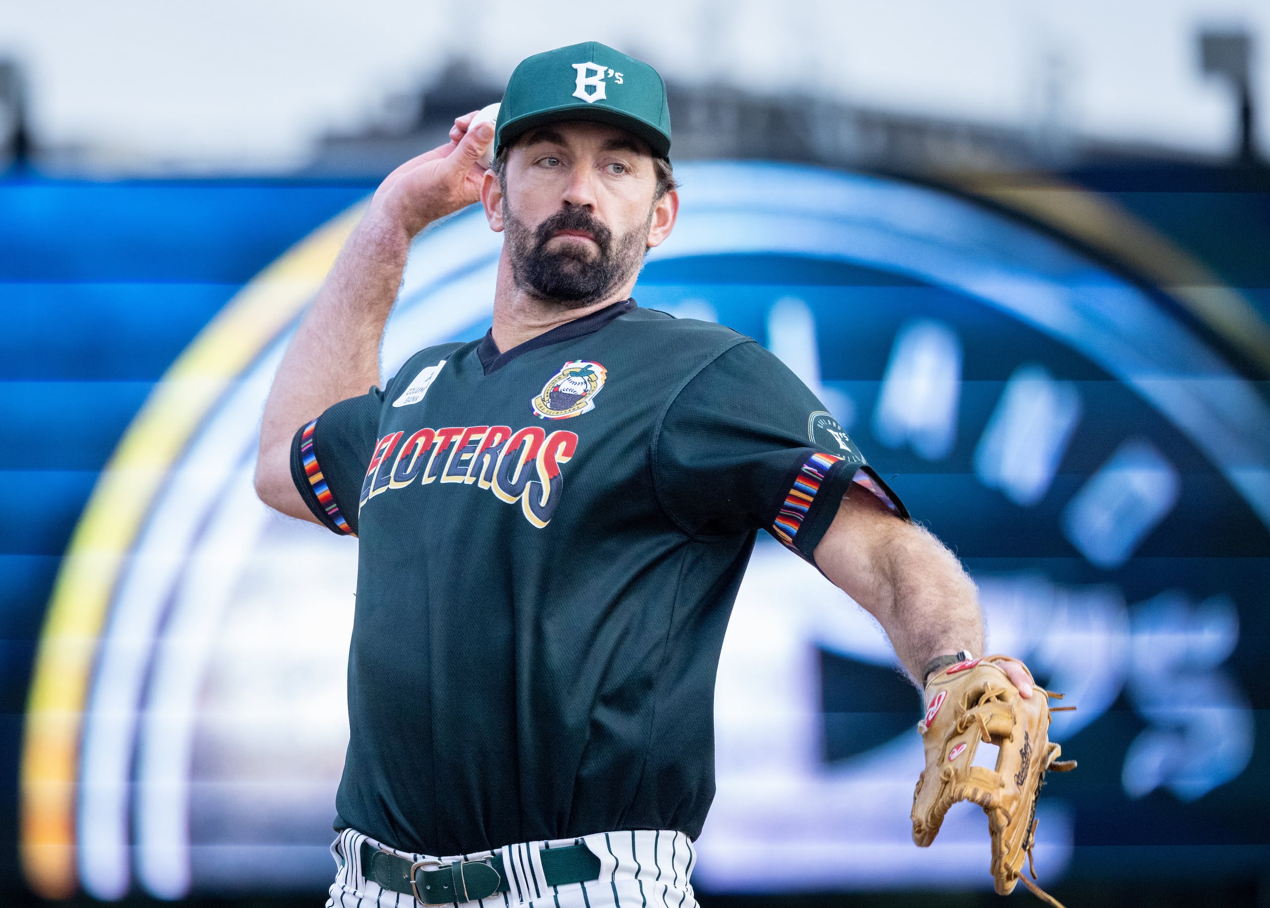 Liam Plunkett lanza desde el montículo con los Oakland Ballers.