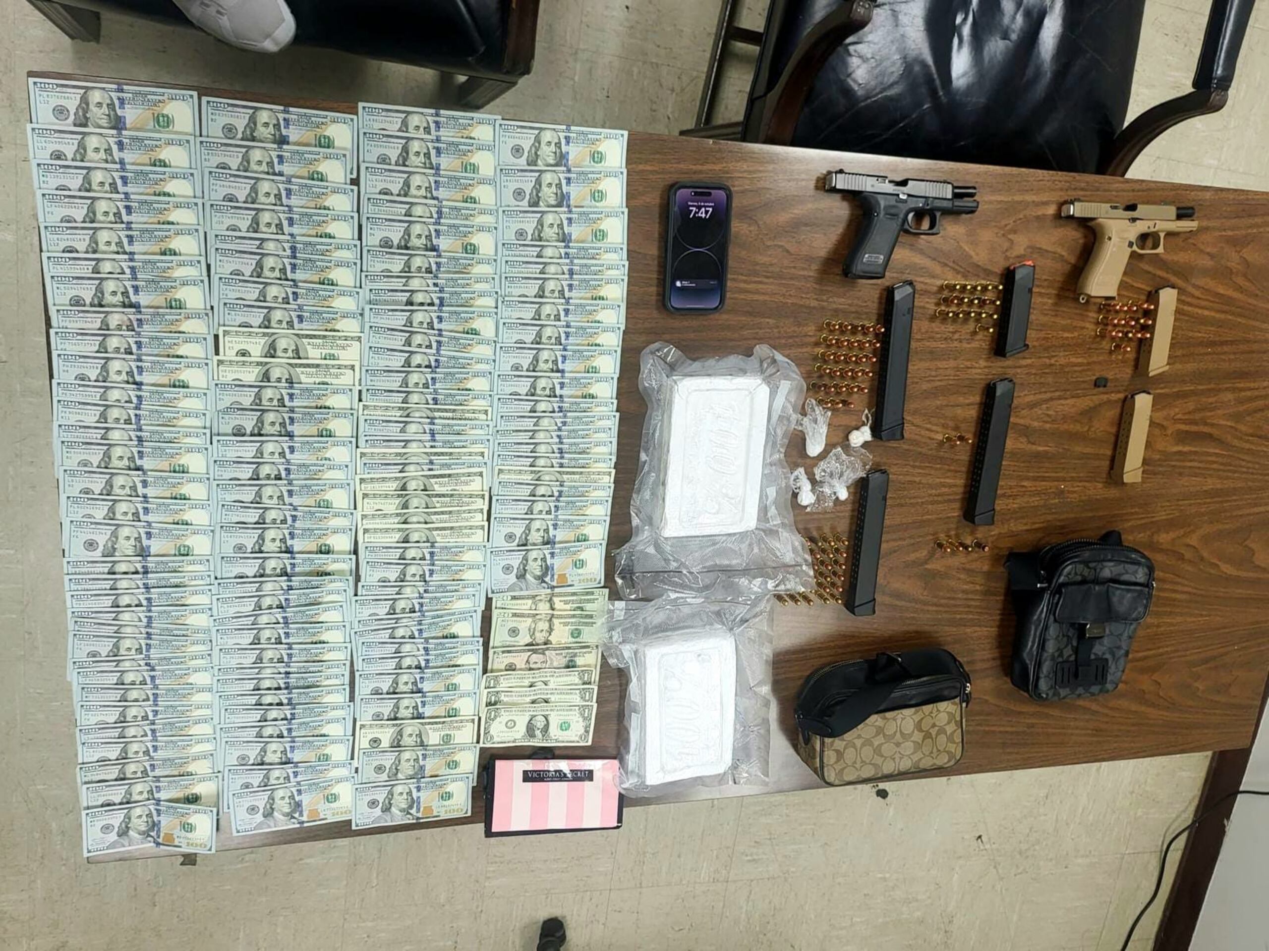 Resultados de un allanamiento en el sector Macún del barrio Candelaria, en Toa Baja, diligenciado por la División de Inteligencia y Arrestos de Bayamón.