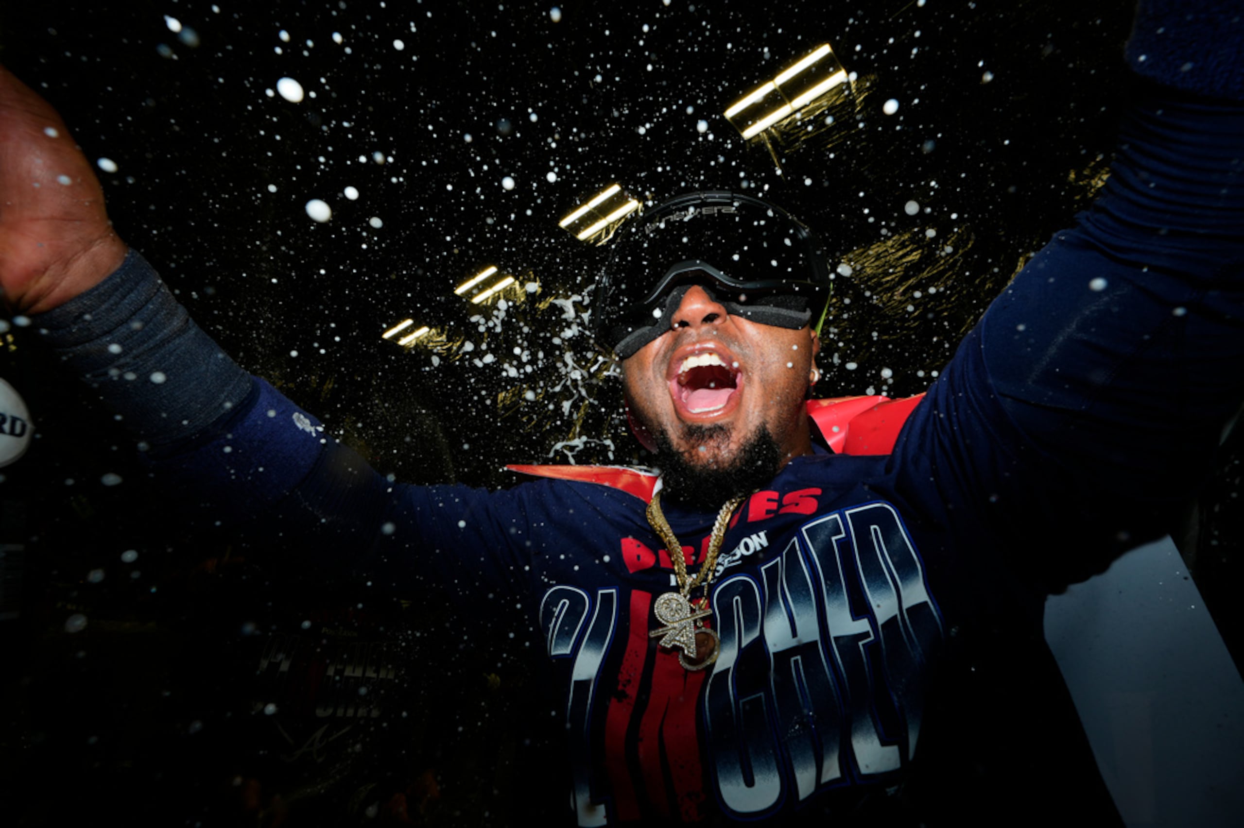 Ronald Acuña Jr., de los Bravos de Atlanta, celebra después del tercer partido de la Serie de Comodines de la Liga Nacional contra los Phillies de Filadelfia, el 1 de octubre de 2026, en Atlanta.