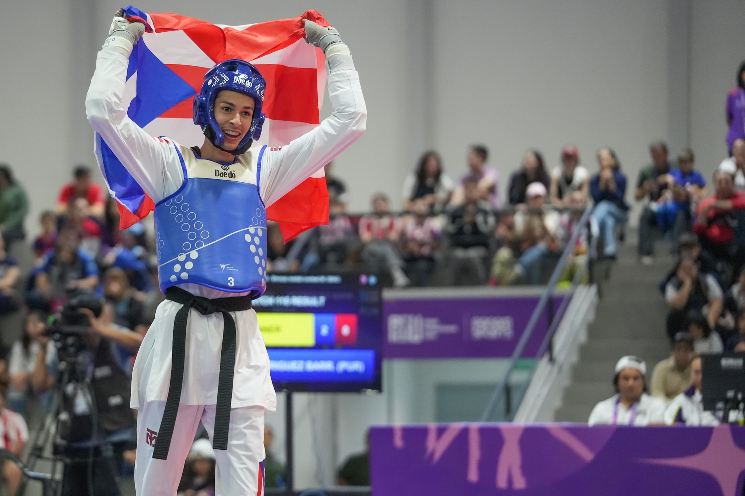 El taekwondista boricua Ilay Rodríguez celebra su triunfo para ganar la medalla de bronce en los Juegos Panamericanos Junior Asunción 2025.