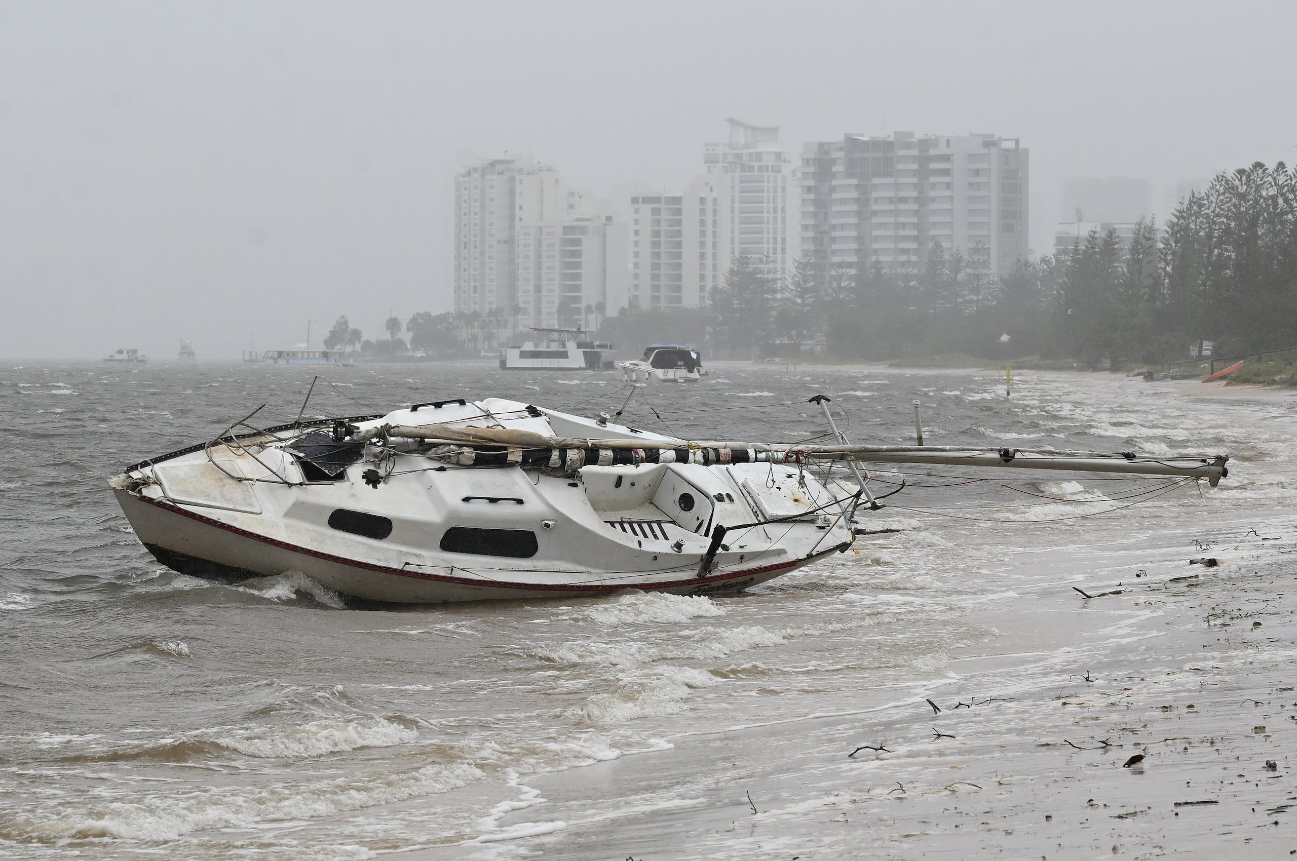 Gold Coast (Australia), 08/03/2025.- A yacht washed onto the shore in the Broadwater at Labrador on the Gold Coast, Australia, 08 March 2025. Cyclone Alfred has weakened into a tropical low as it neares south-east Queensland and northern New South Wales, bringing heavy rainfall and damaging winds as hundreds of thousands of properties are without power. EFE/EPA/DAVE HUNT AUSTRALIA AND NEW ZEALAND OUT