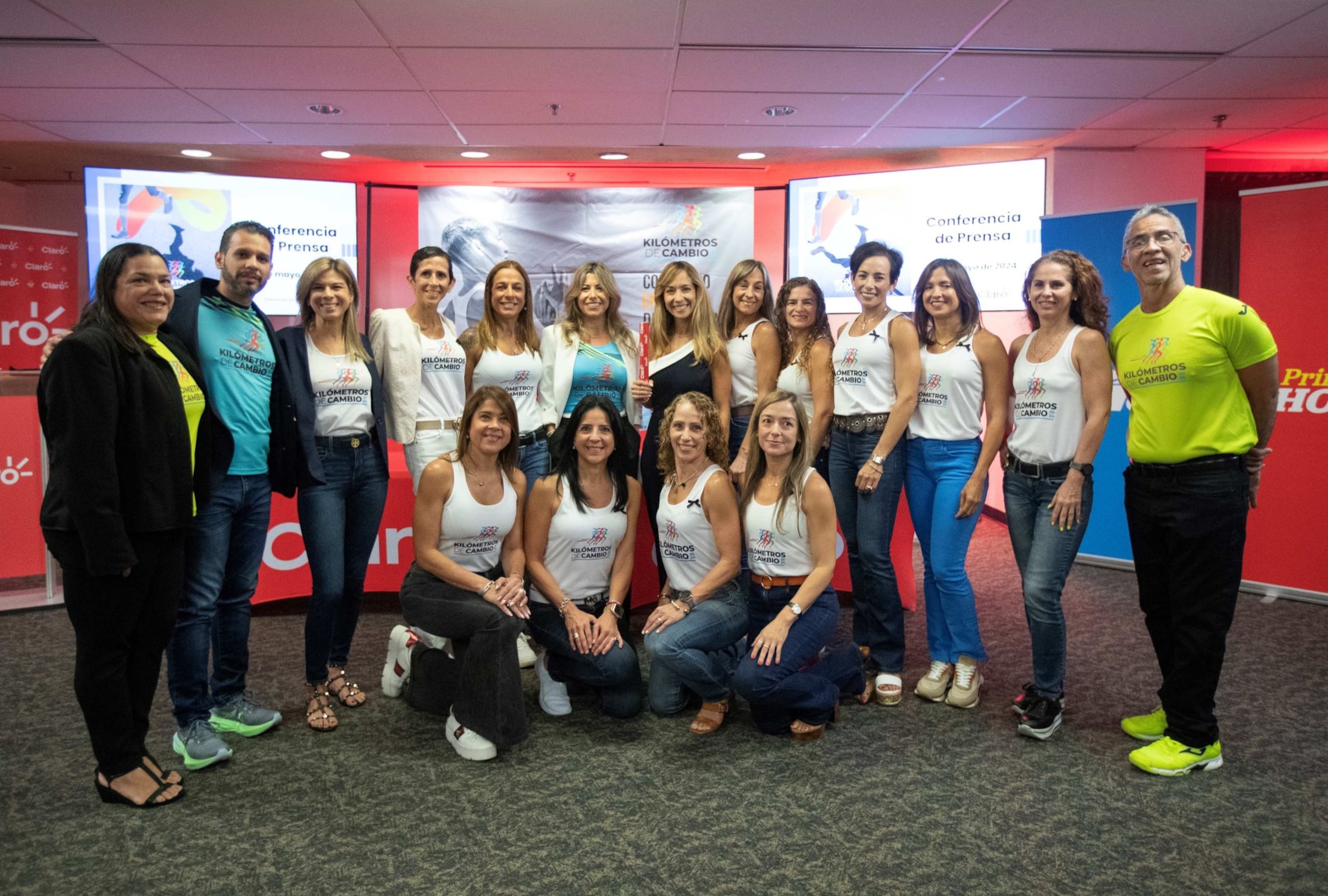 Entrenador Freddy Rodríguez (derecha) tiene a cargo la dirección técnica del evento que reunirá a 27 corredoras junto con sus respectivos equipos.