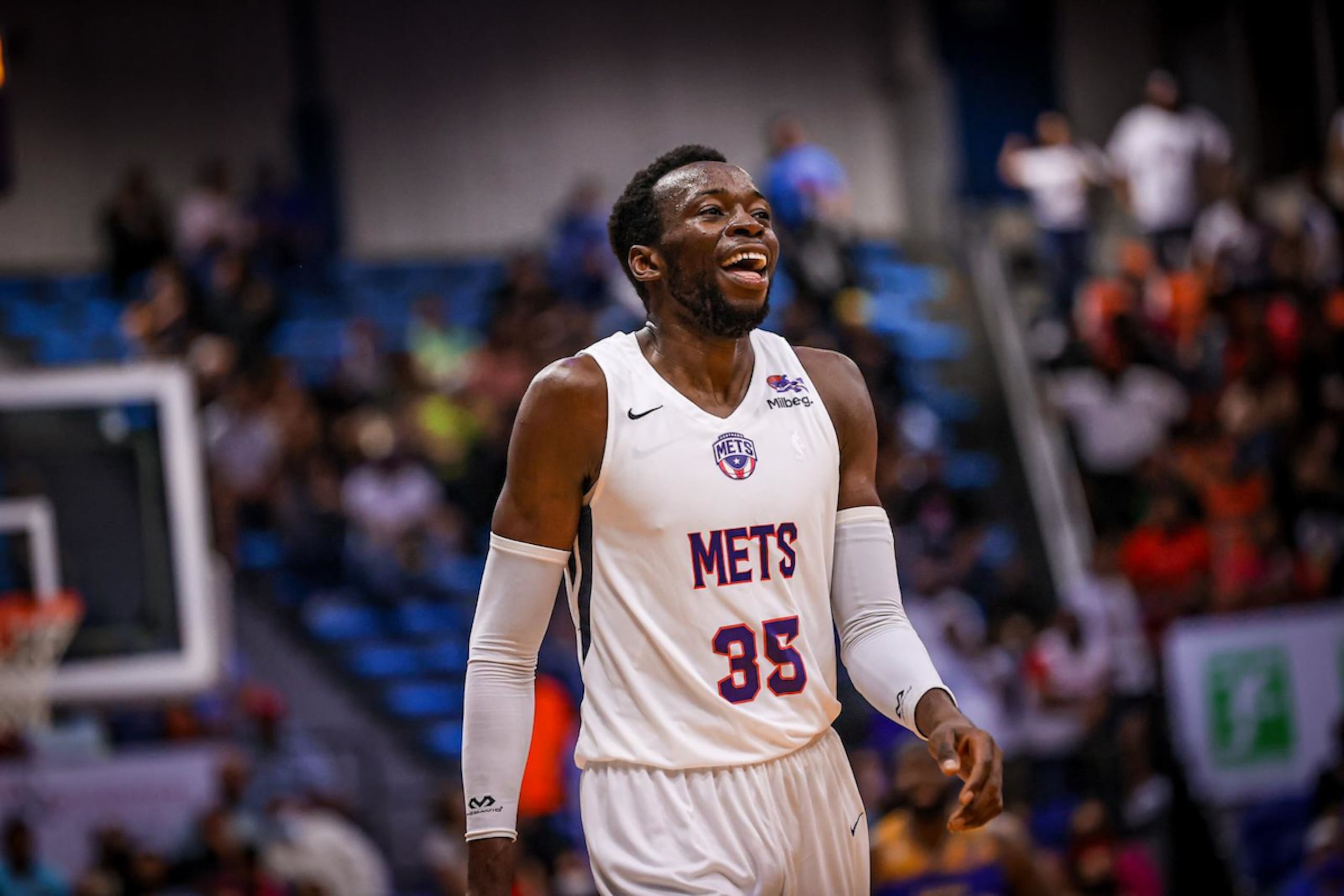 Amida Brimah fue un factor grande llevando a los Mets a eliminar a los Vaqueros en la semifinal del 2021.