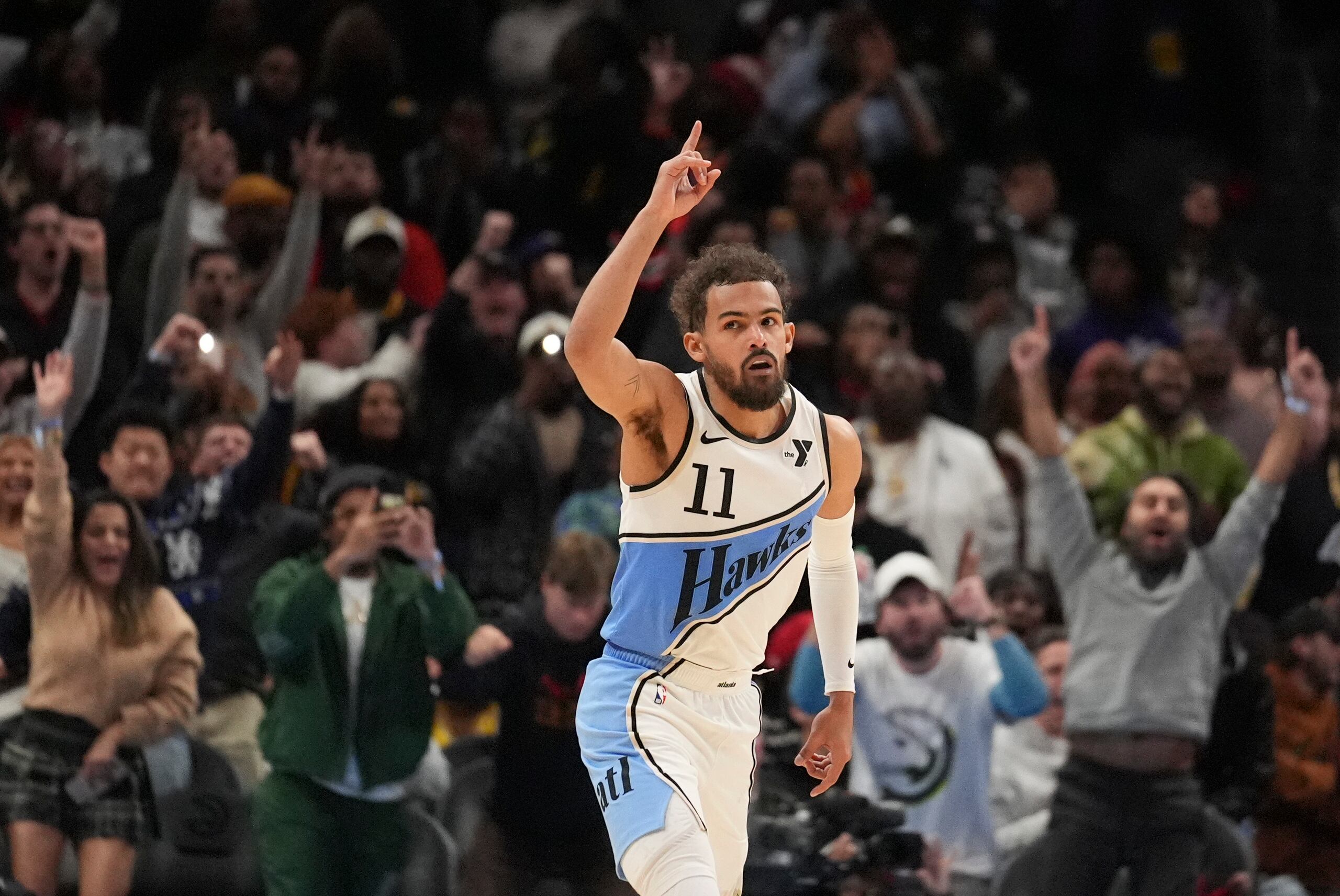 Trae Young, Hawks de Atlanta, celebra después de anotar el triple de la ventaja en el triunfo ante los Lakers de Los Ángeles.