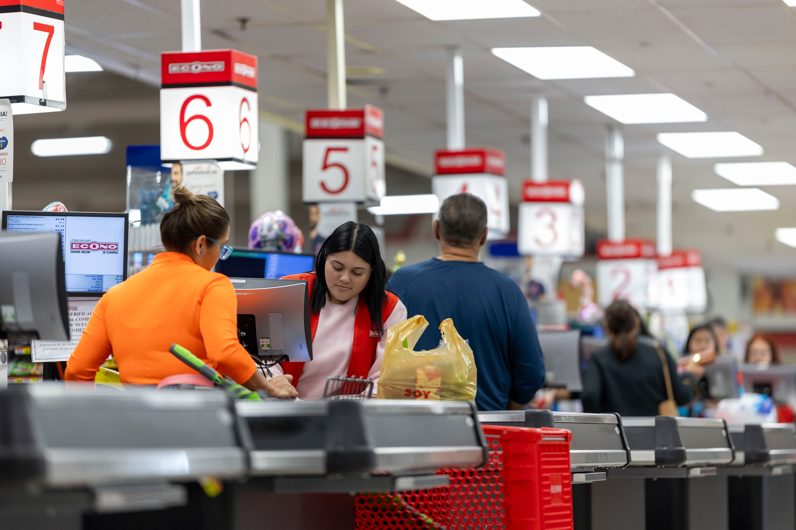 En el caso de la cadena de supermercados Econo, todas las tiendas están abiertas, con excepción de Jayuya.