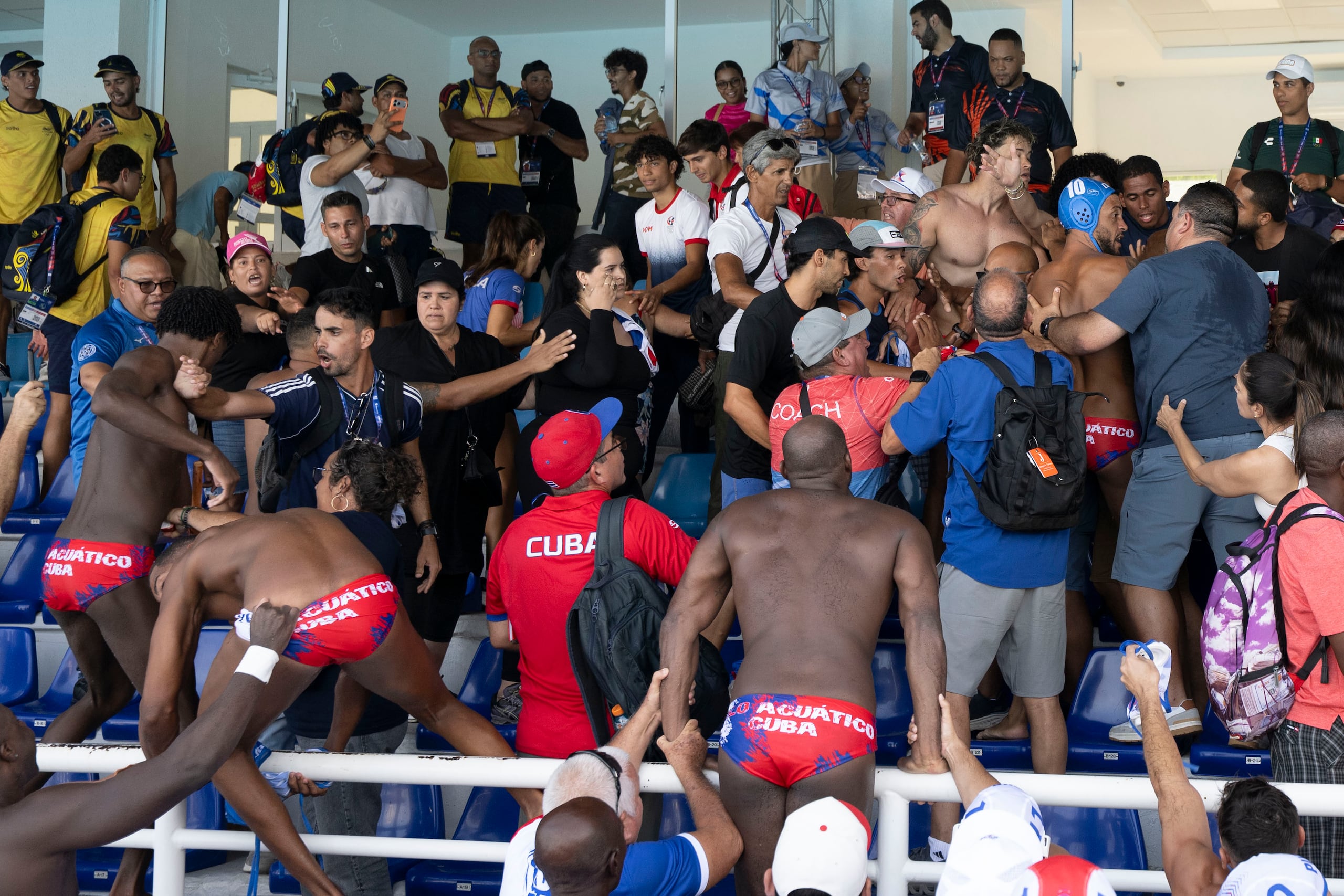 La pelea también se extendió a las gradas.