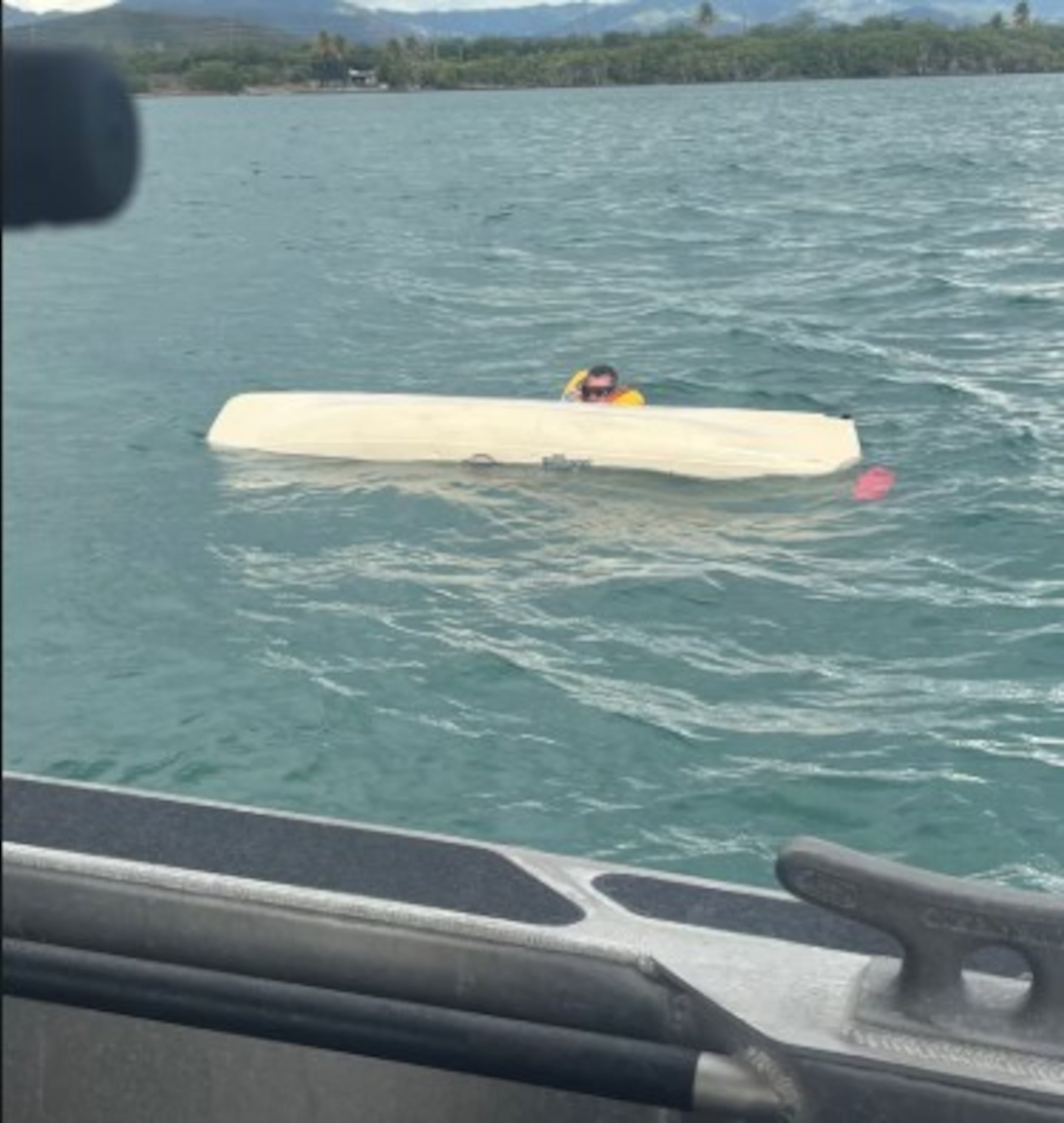 El hombre, residente de Aibonito, informó que se encontraba pescando cuando una ola provocó el vuelco de su kayak.