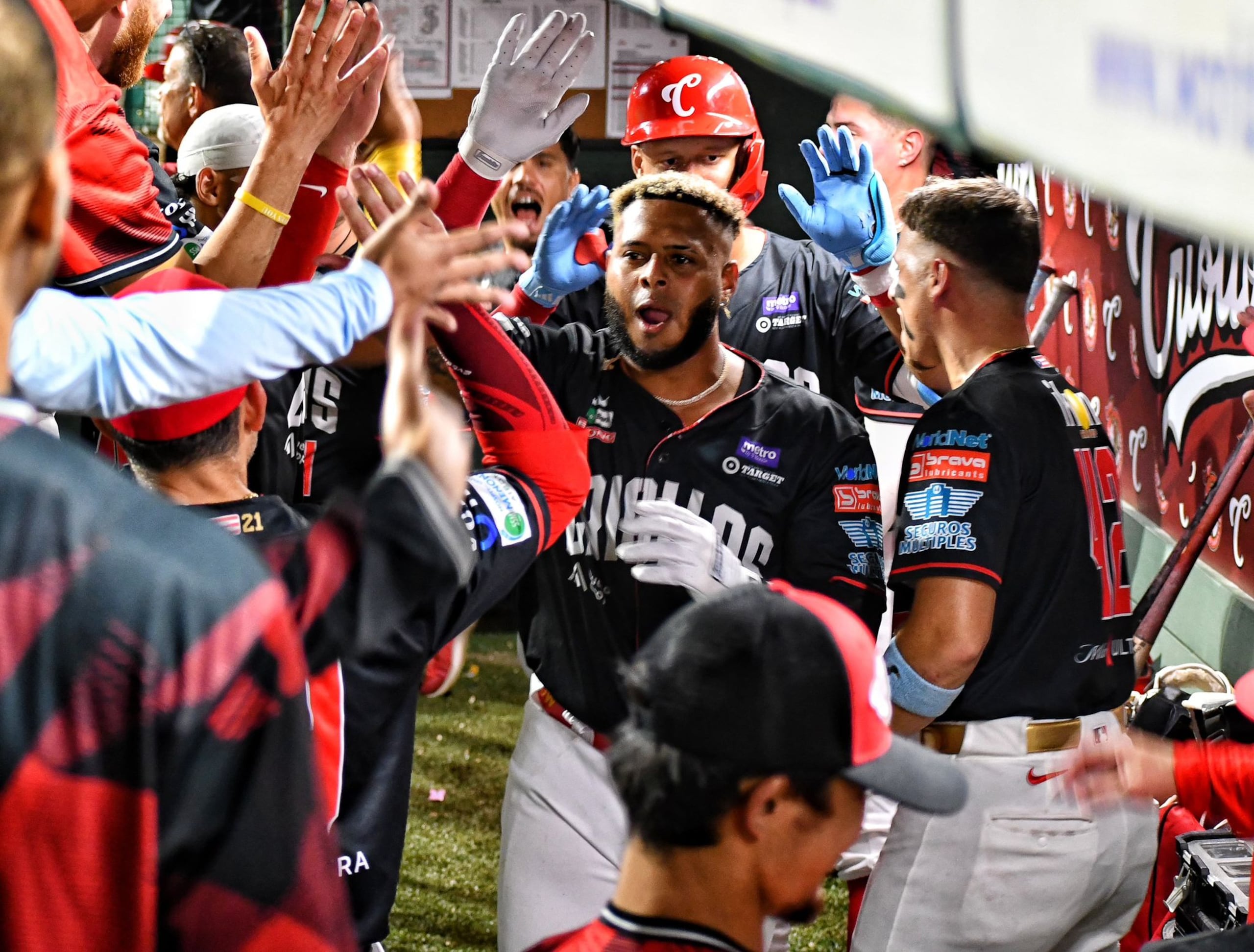 Nelson Velázquez, de los Criollos de Caguas.