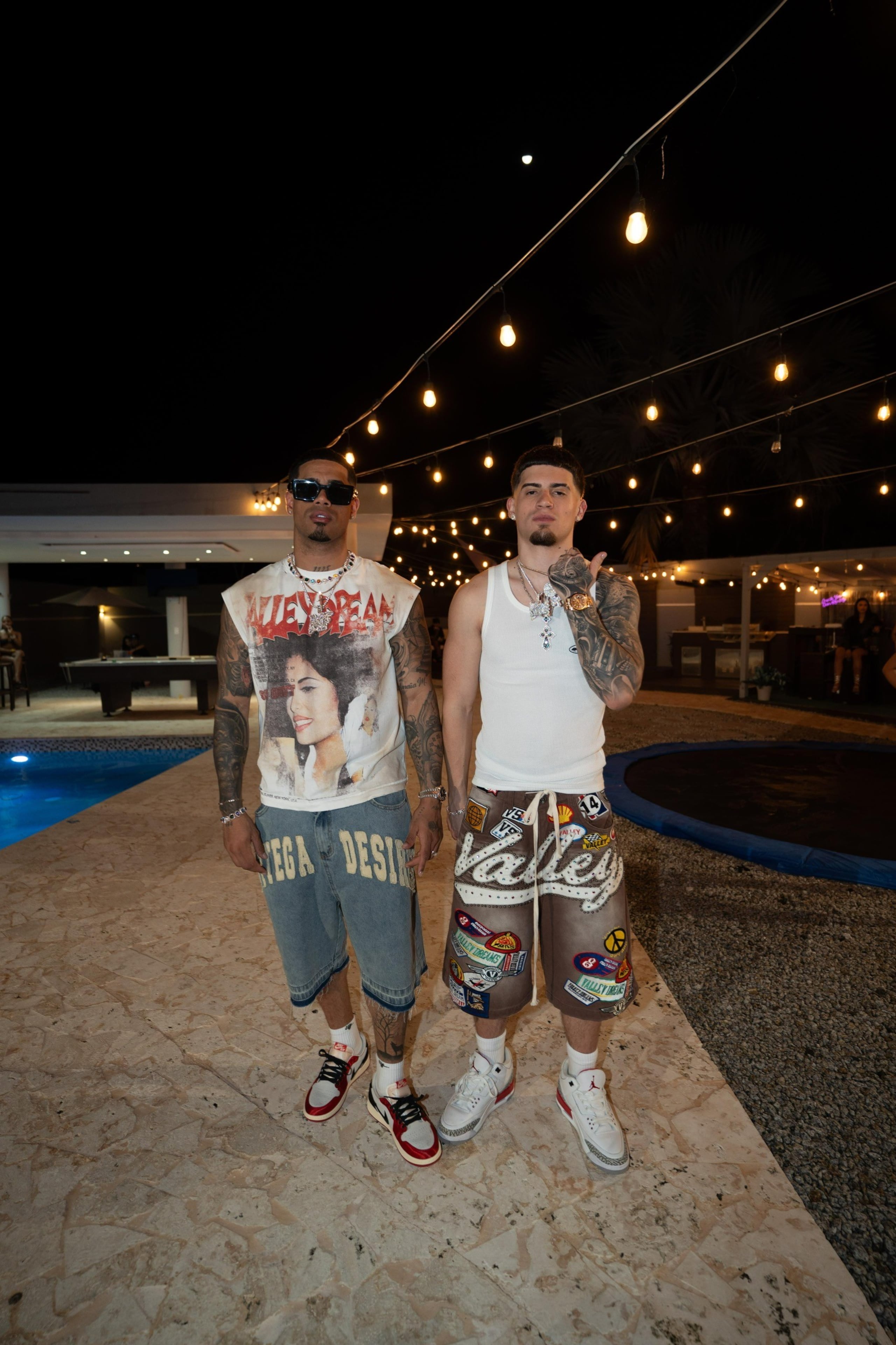 El video oficial del tema busca resaltar la química de colaboración entre los intérpretes Michael Flores y Rowma.