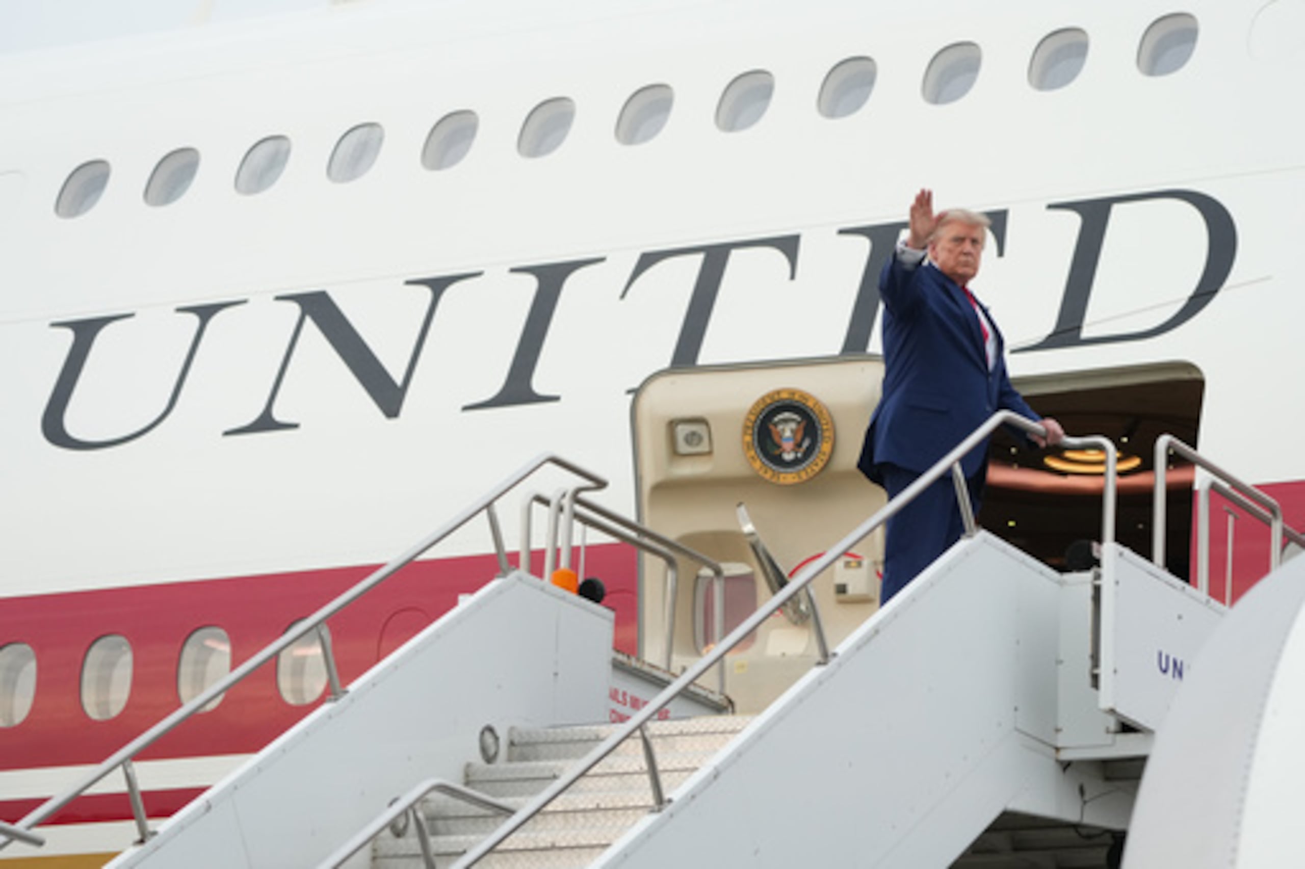 El presidente Donald Trump sube al Air Force One en el Aeropuerto Internacional Hopkins de Cleveland, el martes 11 de agosto de 2026. (Foto AP/Mark Schiefelbein)