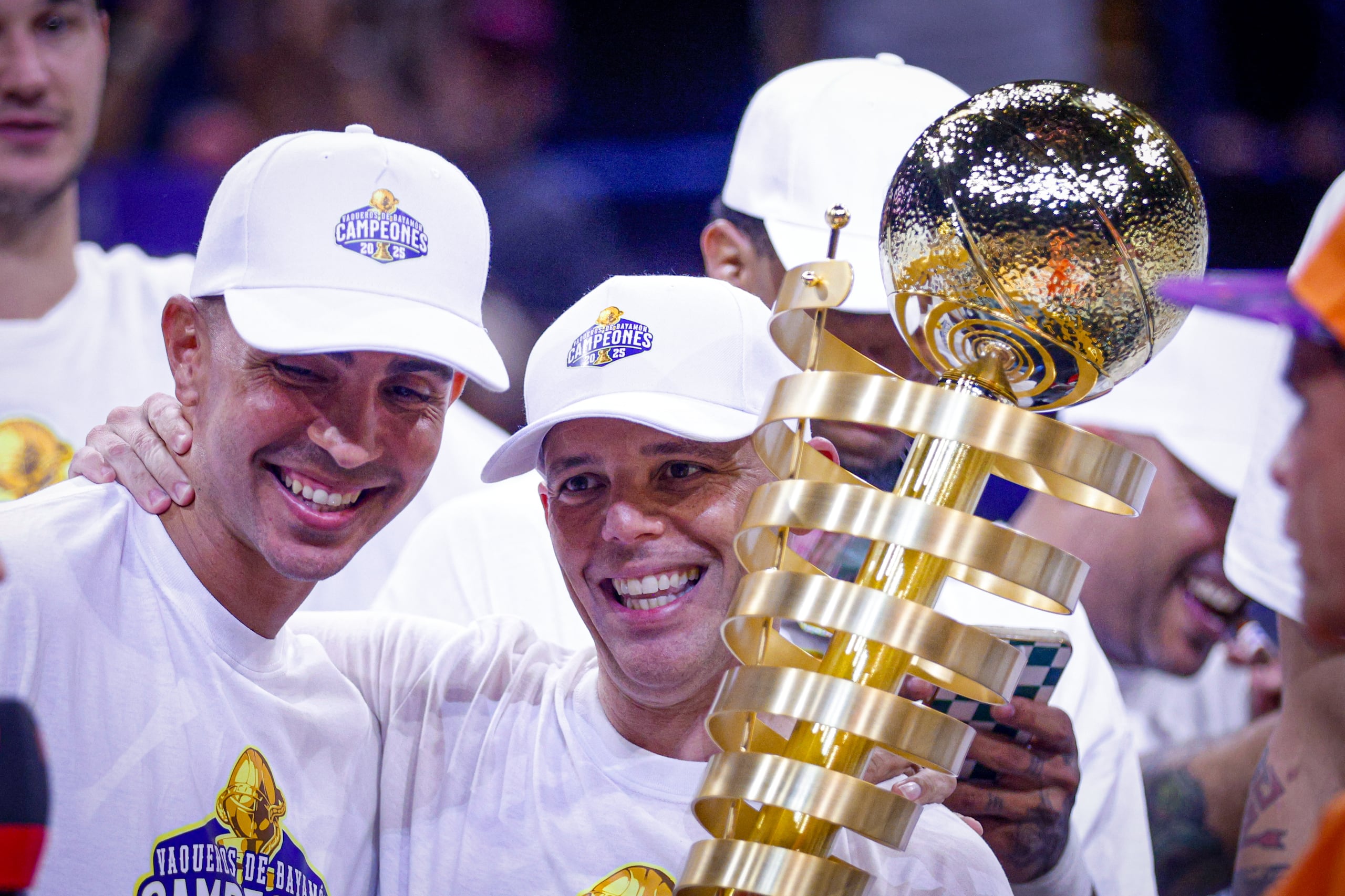 Carlos Arroyo y Eric Duars, coapoderados de los Vaqueros, con el campeonato en su primer año con la franquicia.