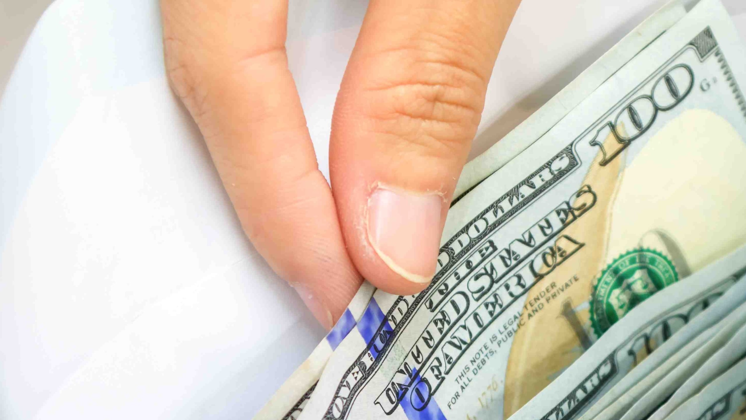 El querellante alegó que alguien se apareció en un vehículo frente al banco y le arrebató el sobre con el dinero en efectivo.