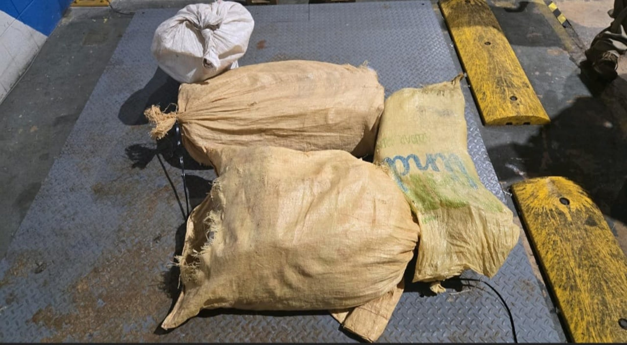 Autoridades federales interceptaron una embarcación con156 libras de cocaína a través de la costa norte de la isla.
