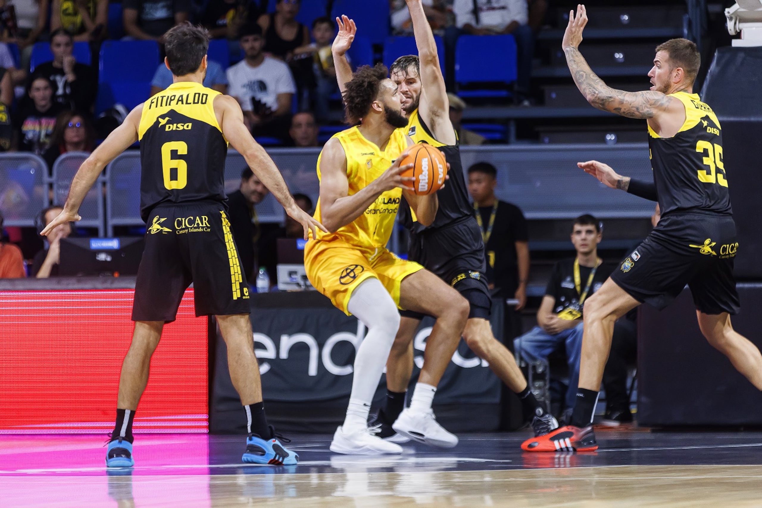 George Conditt IV (con el balón) está en su primera temporada en la ACB.