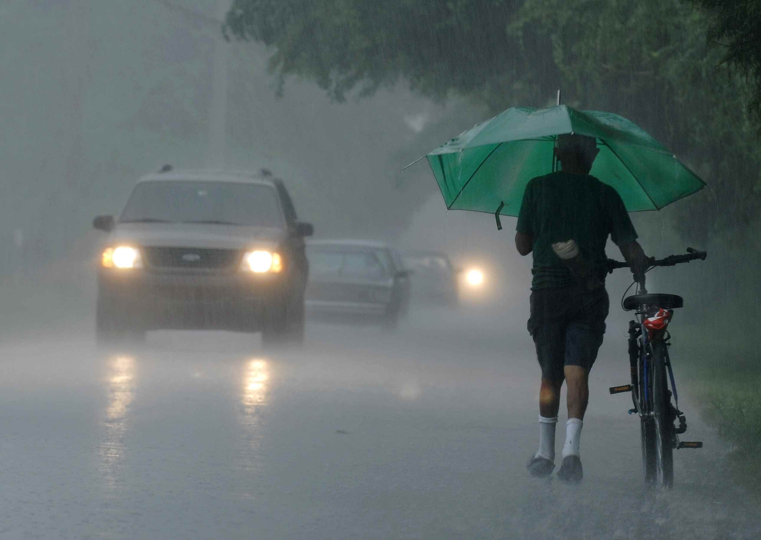 Según el SNM, el radar Doppler mostraba aguaceros y tronadas a lo largo de las zonas bajo advertencia, capaces de provocar inundaciones urbanas y de pequeños riachuelos, debido a que los terrenos están saturados. (GFR Media)