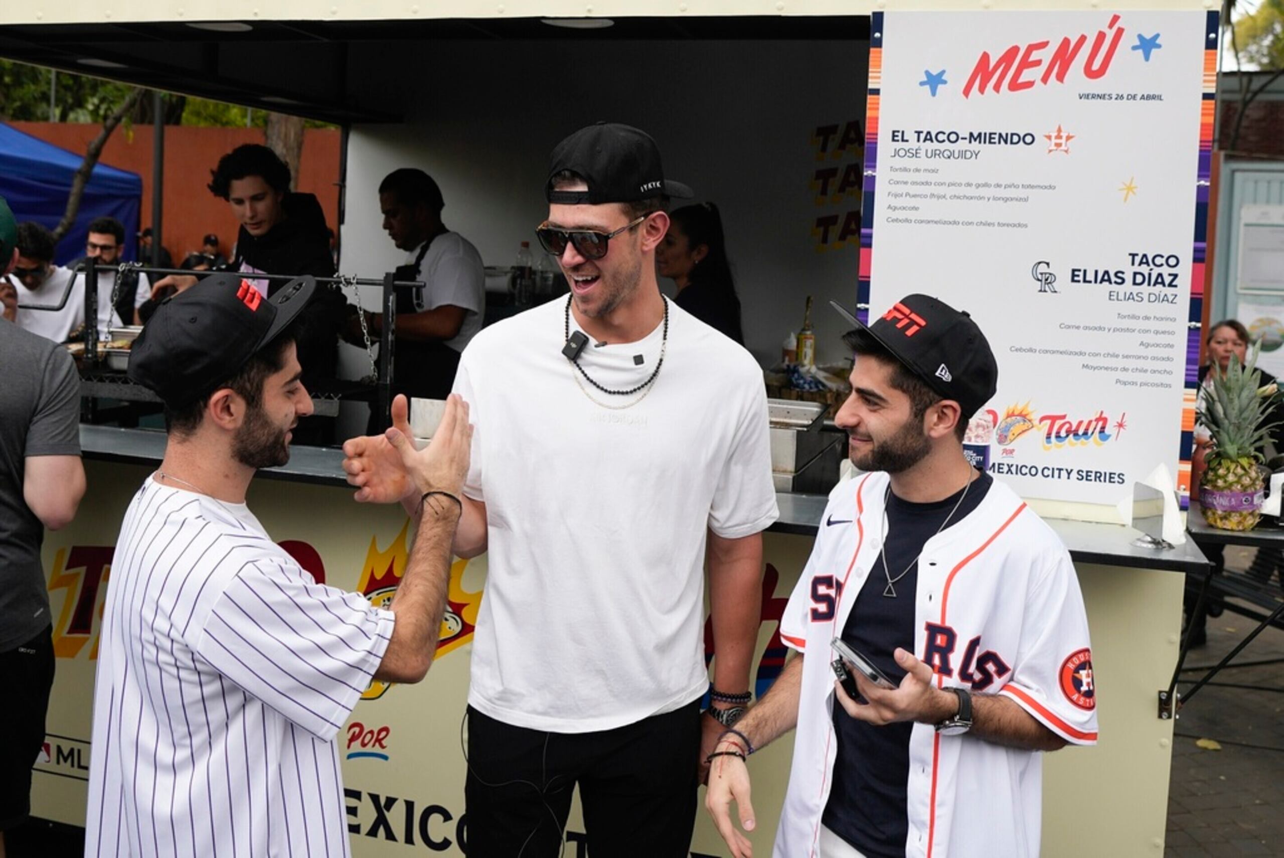 El jardinero de los Rockies de Colorado, Nolan Jones, saluda a unos aficionados durante el Taco Tour en la plaza La Cibeles en Ciudad México.