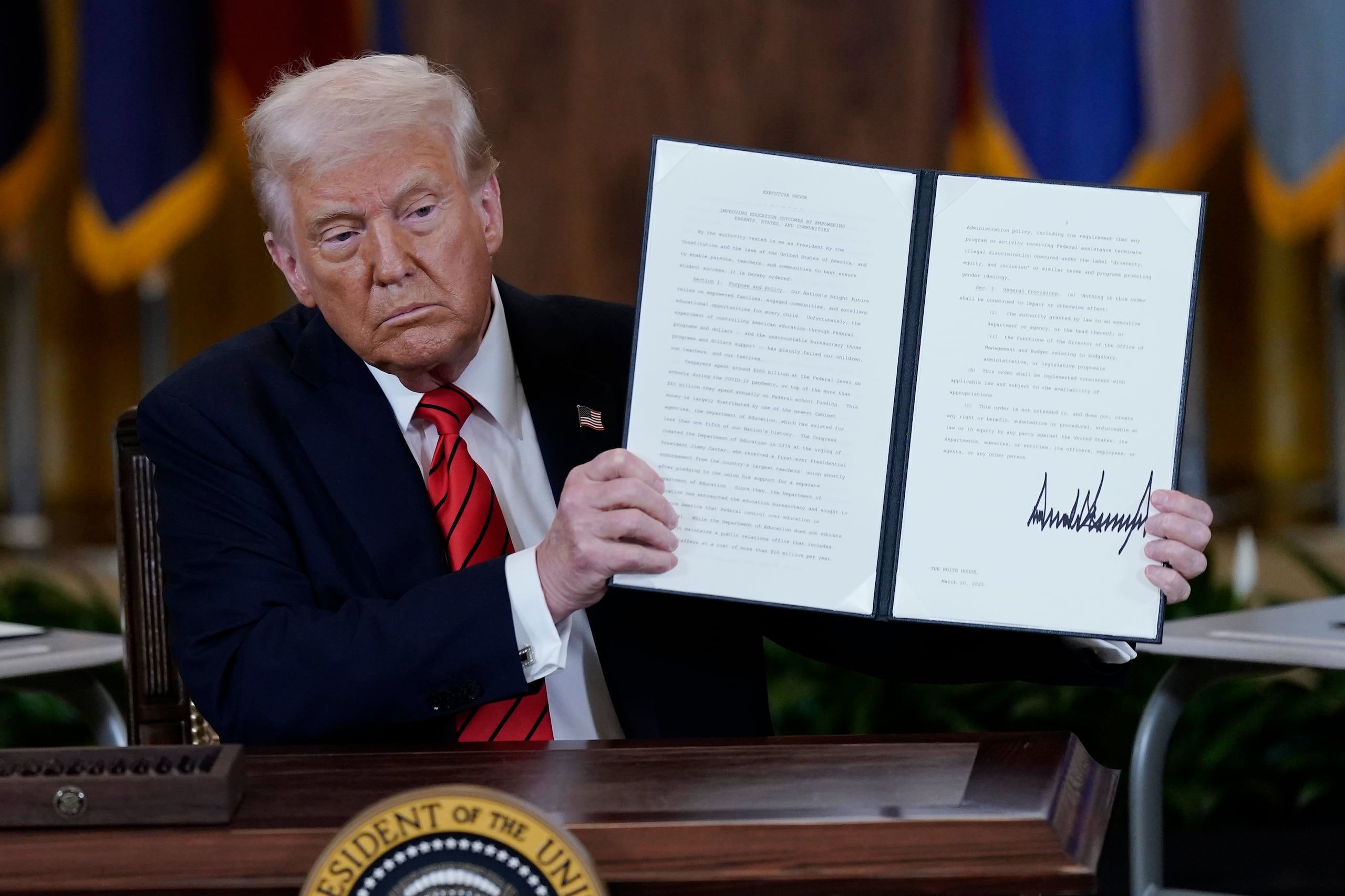 Donald Trump estampó su firma en la Casa Blanca.
