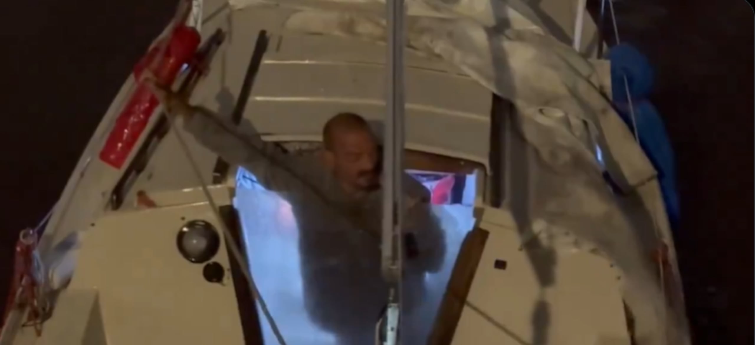 El Teniente Dan en su bote.