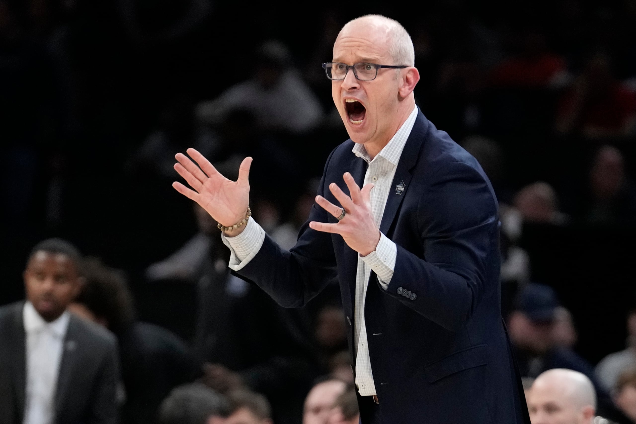 El entrenador de UConn, Dan Hurley, aparece aquí durante el partido contra Illinois, el sábado 30 de marzo de 2024. (AP Foto/Steven Senne)
