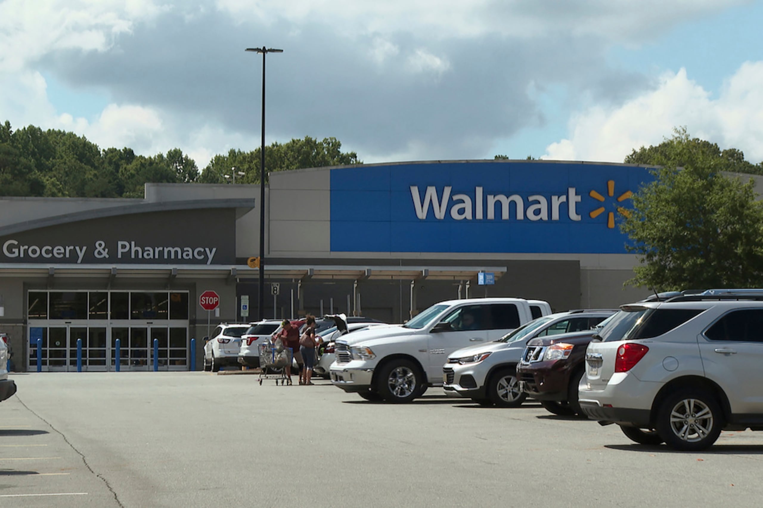 La tienda Walmart en Lincolnton, Carolina del Norte, donde la policía asegura que trabajadores migrantes fueron atropellados por una camioneta.