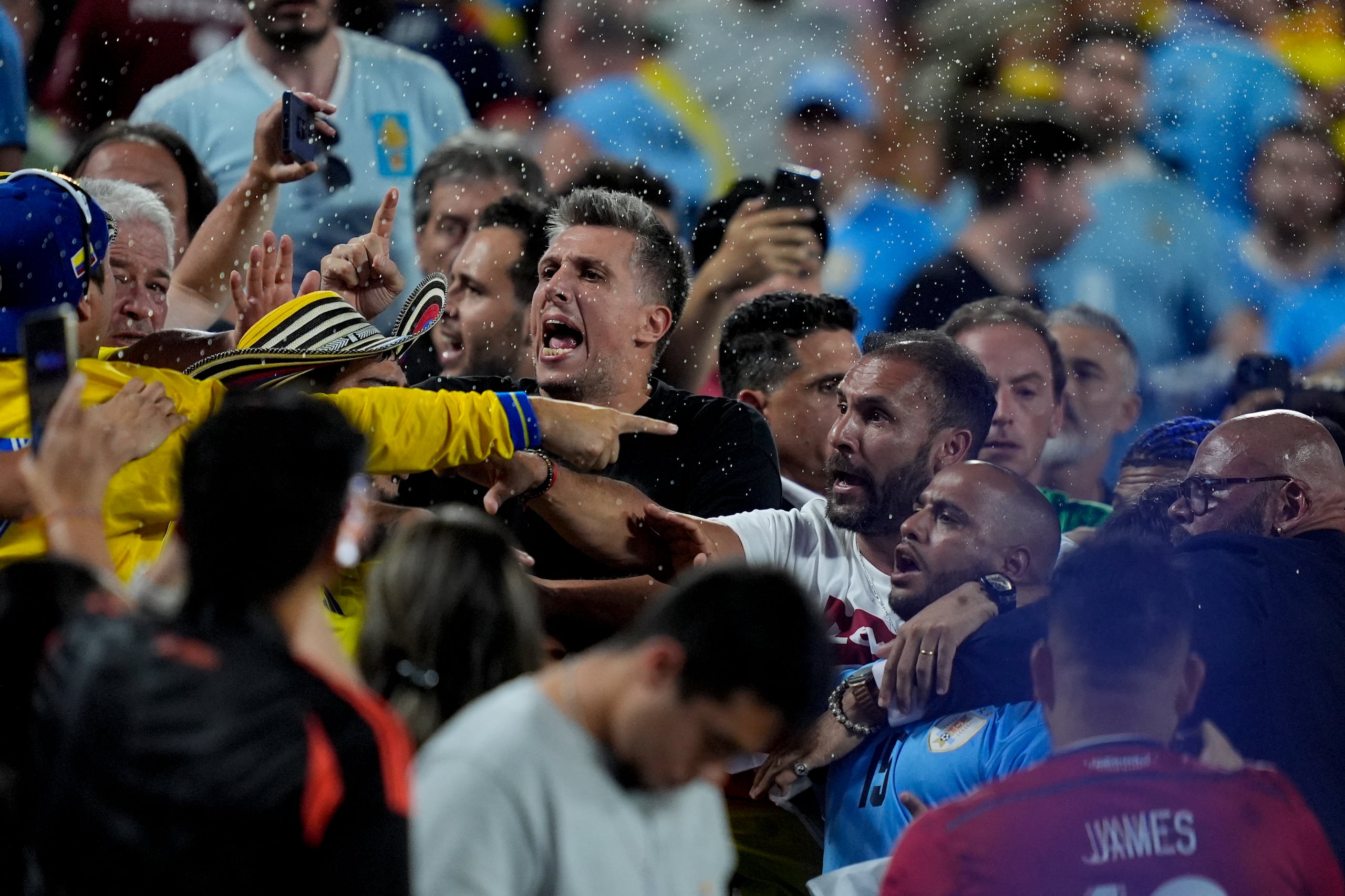 Los jugadores de Uruguay increpan a aficionados al término de la semifinal contra Colombia en la Copa América, el miércoles 10 de julio de 2024, en Charlotte. (AP Foto/Julia Nikhinson)
