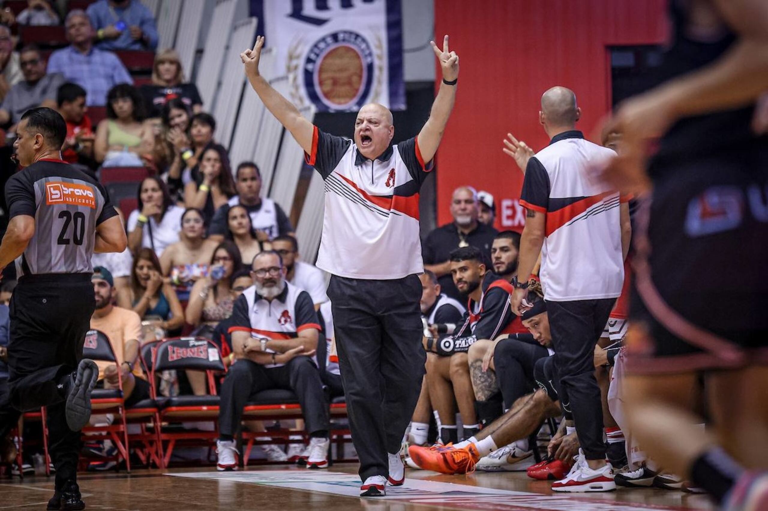 Uno de los factores aún por decidirse para definir las clasificaciones es si los Leones de Carlos Morales lograrán salir airosos hoy para forzar un empate con los Indios de Mayagüez que les lleve a disputar un partido de muerte súbita por la última plaza de clasificación.