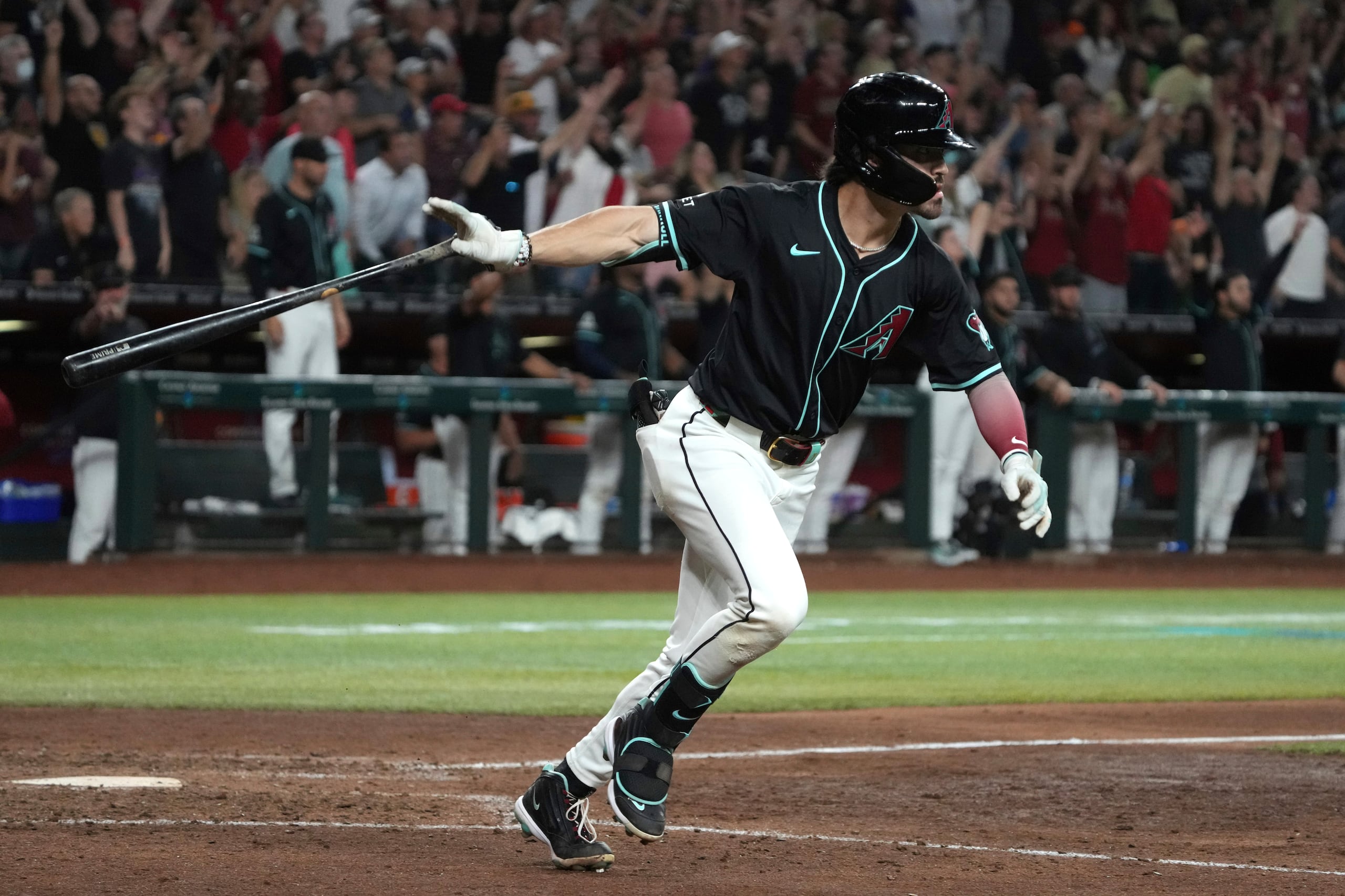 Corbin Carroll, de los Diamondbacks de Arizona, conecta un grand slam en el juego ante los Mets de Nueva York, el miércoles 28 de agosto de 2024 (AP foto/Rick Scuteri)
