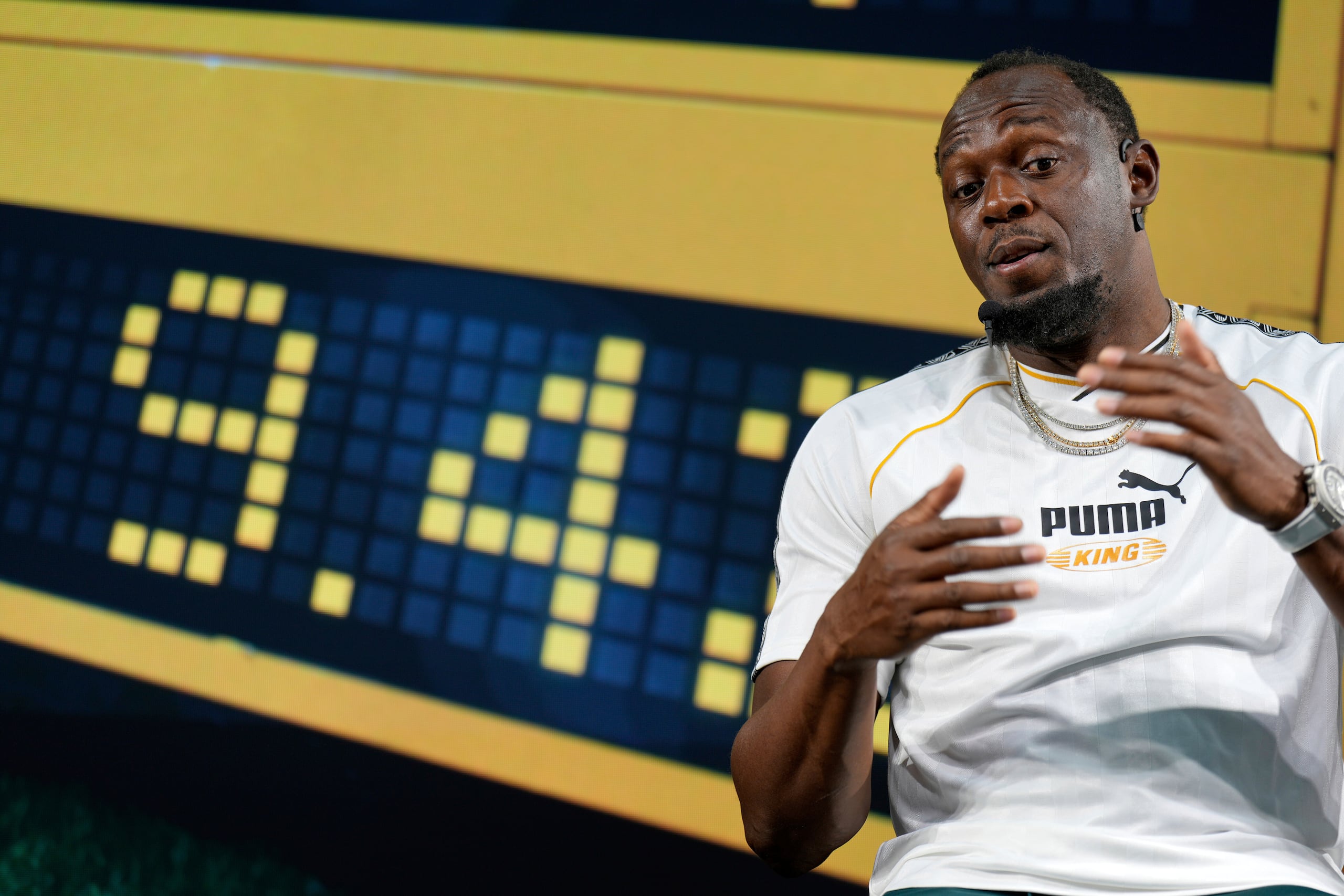 Usain Bolt gesticula durante una rueda de prensa previo al Mundial de atletismo, el jueves 11 de septiembre de 2025, en Tokio. (AP Foto/Eugene Hoshiko)
