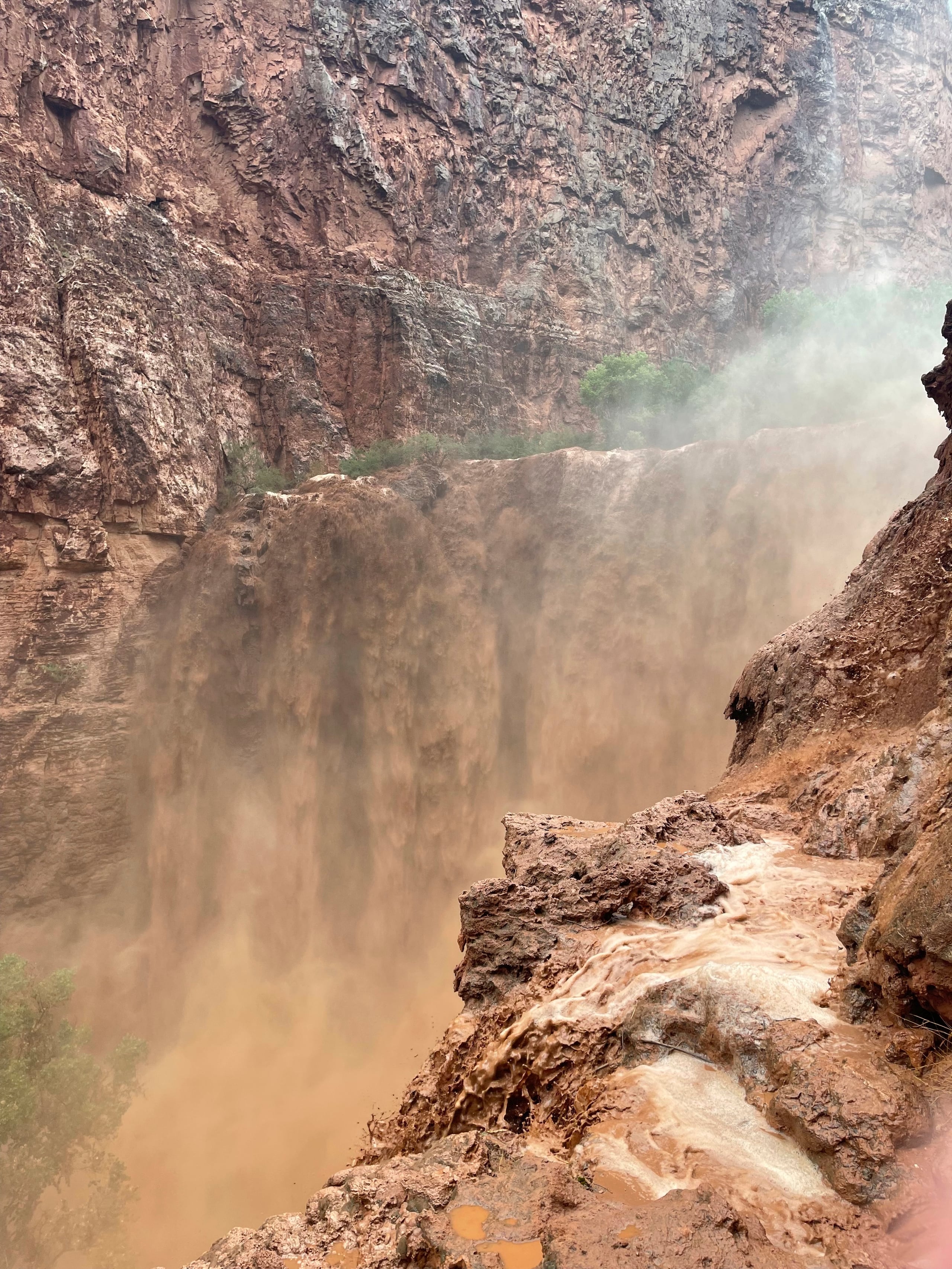 El Servicio de Parques Nacionales de Estados Unidos informó que la mujer había pasado la noche en un campamento cerca del pueblo de Supai, en la reserva Havasupai, en las profundidades de un desfiladero junto al Gran Cañón.