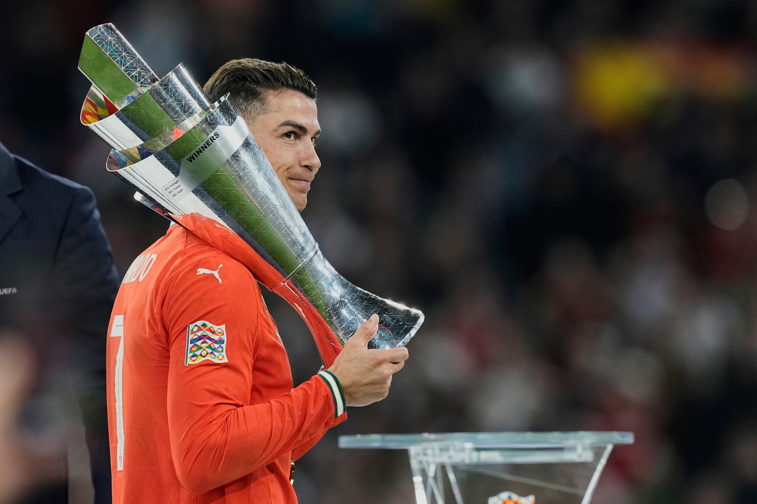 El delantero portugués Cristiano Ronaldo sostiene el trofeo tras la victoria ante España en la final de la Liga de Naciones, el lunes 9 de junio de 225, en Múnich. (AP Foto/Martin Meissner)